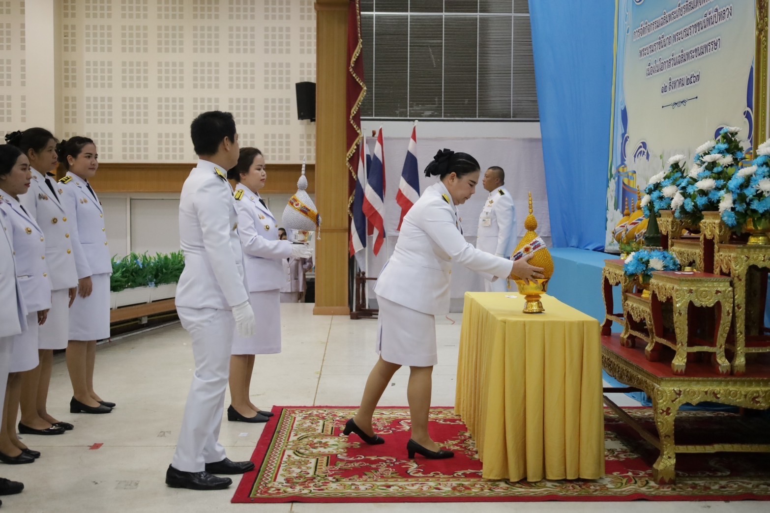พช.สมุทรสงคราม จัดพิธีถวายเครื่องราชสักการะและวางพานพุ่มเงินพุ่มทอง และพิธีจุดเทียนถวายพระพรชัยมงคล ถวายแด่สมเด็จพระนางเจ้าสิริกิติ์ พระบรมราชินีนาถ พระบรมราชชนนีพันปีหลวง