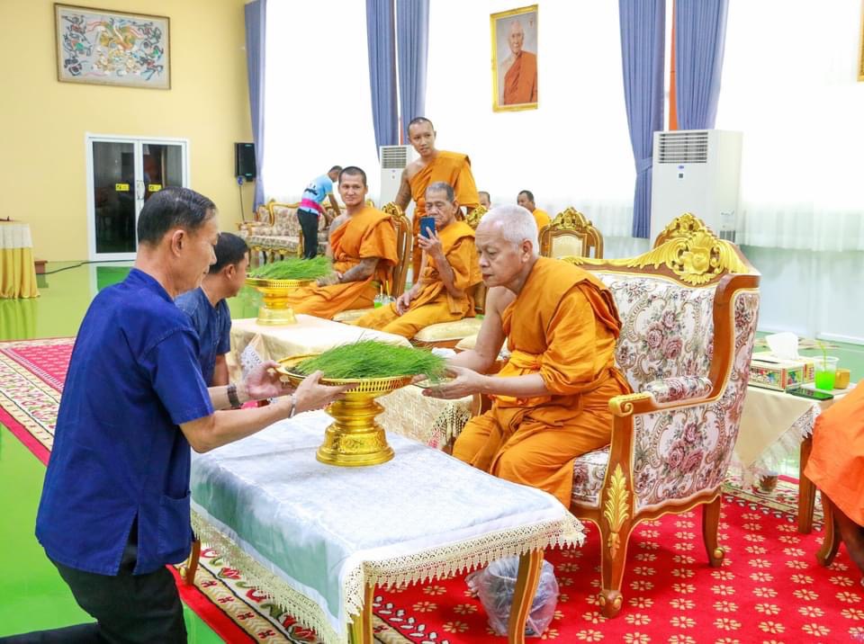 พช.สมุทรสงคราม ร่วมกิจกรรม “ปลูกวันแม่ เกี่ยววันพ่อ สานต่อนาปีนาปันสุข ปลูกข้าวให้น้อง พลังบวร ปี 2567”