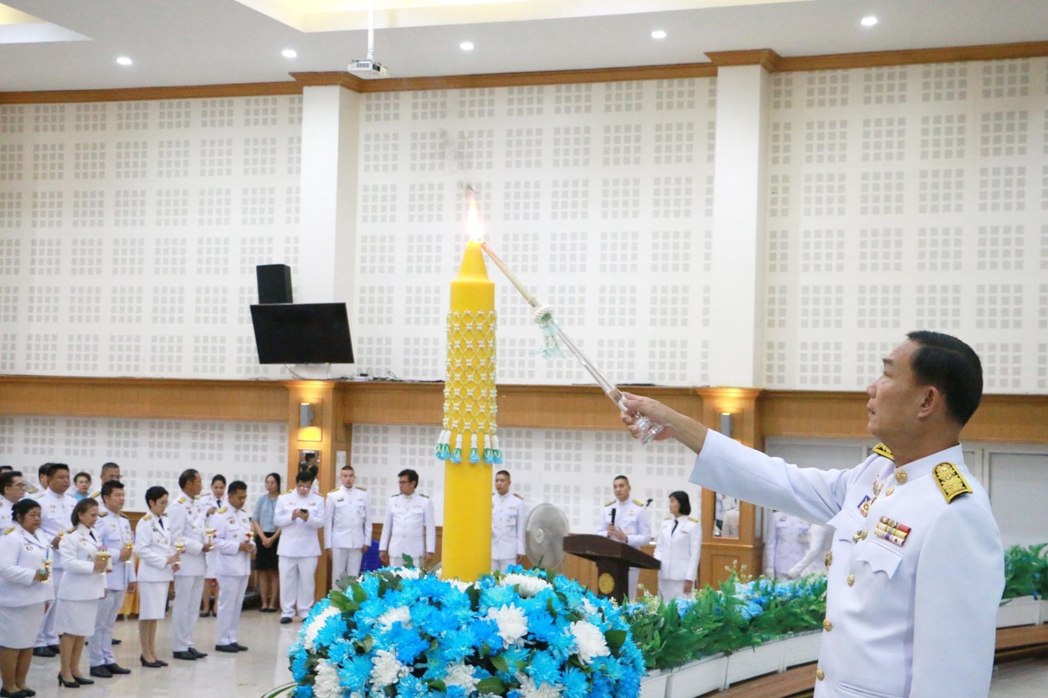 พช.สมุทรสงคราม จัดพิธีถวายเครื่องราชสักการะและวางพานพุ่มเงินพุ่มทอง และพิธีจุดเทียนถวายพระพรชัยมงคล ถวายแด่สมเด็จพระนางเจ้าสิริกิติ์ พระบรมราชินีนาถ พระบรมราชชนนีพันปีหลวง