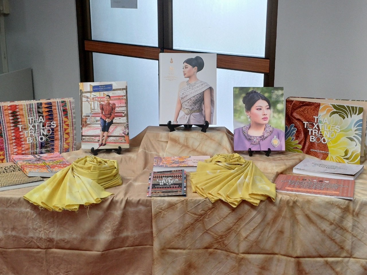 พช.สมุทรสงคราม ดำเนินการพิจารณากลั่นกรองการประกวดผ้าลายพระราชทาน “ผ้าลายสิริวชิราภรณ์” และงานหัตถกรรม ระดับจังหวัด ประจำปี 2567