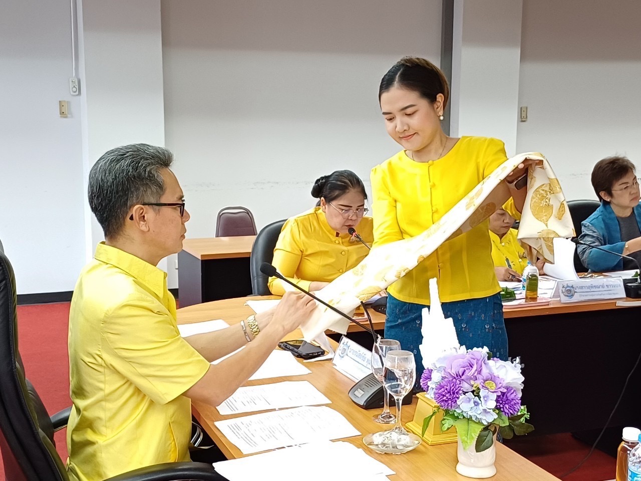 พช.สมุทรสงคราม ดำเนินการพิจารณากลั่นกรองการประกวดผ้าลายพระราชทาน “ผ้าลายสิริวชิราภรณ์” และงานหัตถกรรม ระดับจังหวัด ประจำปี 2567