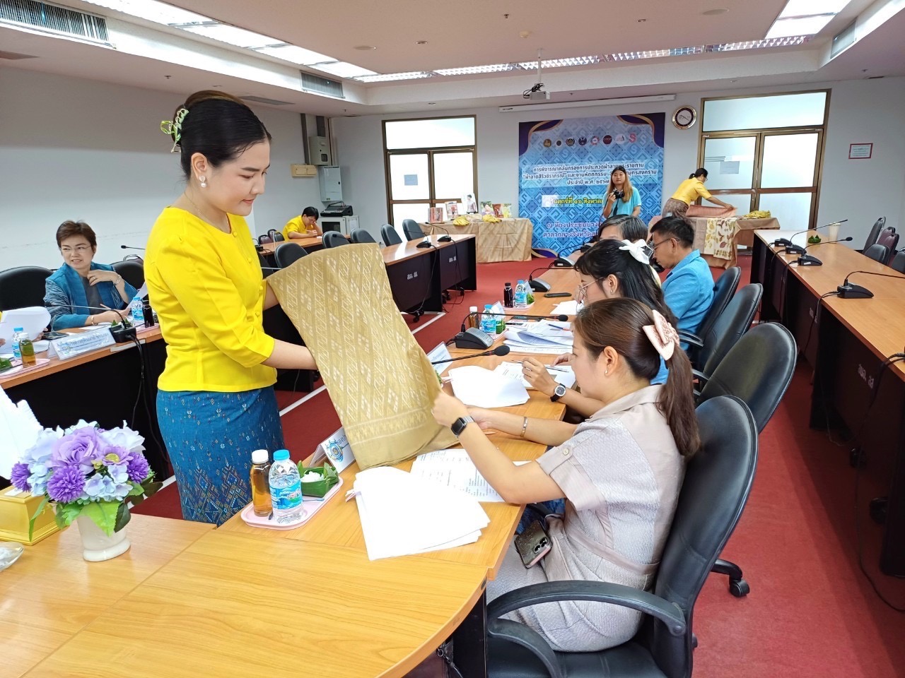 พช.สมุทรสงคราม ดำเนินการพิจารณากลั่นกรองการประกวดผ้าลายพระราชทาน “ผ้าลายสิริวชิราภรณ์” และงานหัตถกรรม ระดับจังหวัด ประจำปี 2567