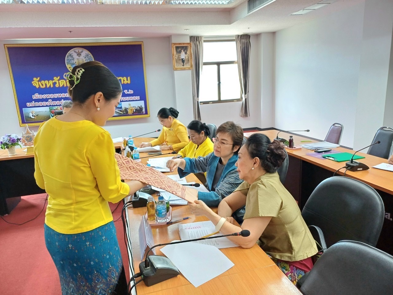 พช.สมุทรสงคราม ดำเนินการพิจารณากลั่นกรองการประกวดผ้าลายพระราชทาน “ผ้าลายสิริวชิราภรณ์” และงานหัตถกรรม ระดับจังหวัด ประจำปี 2567