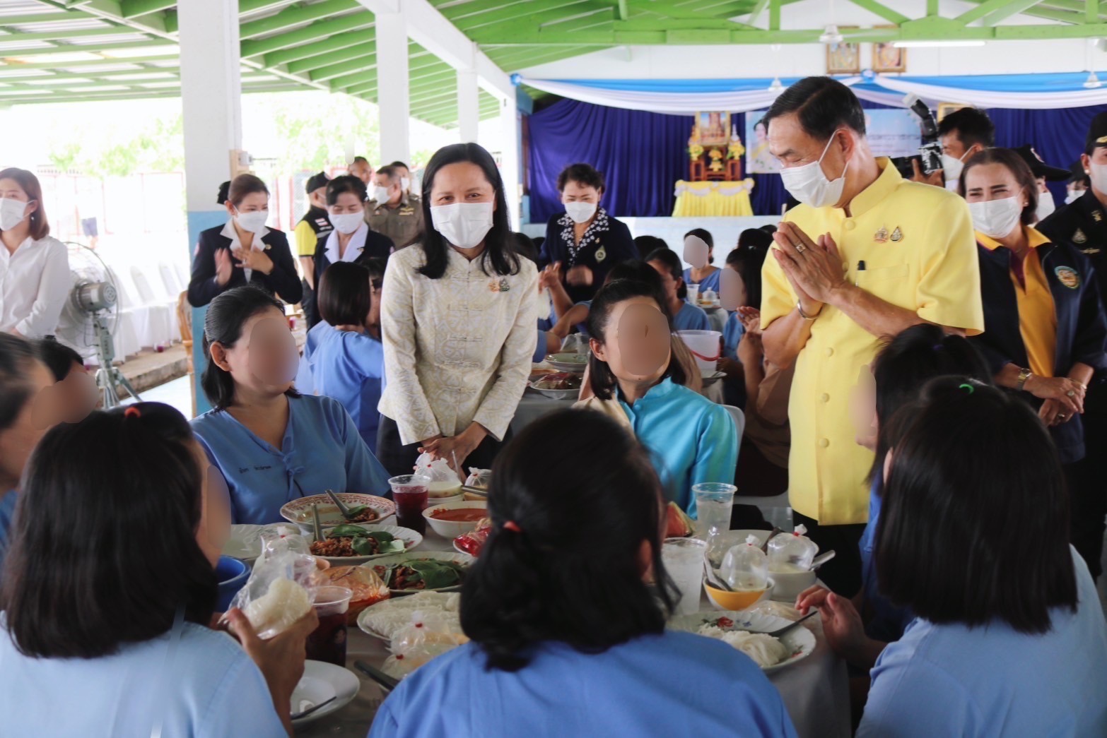พช.สมุทรสงคราม ร่วมพิธีเลี้ยงอาหารกลางวันแก่ผู้ต้องขังหญิงเรือนจำกลางสมุทรสงคราม เพื่อเฉลิมพระเกียรติพระบาทสมเด็จพระเจ้าอยู่หัว และสมเด็จพระนางเจ้าสิริกิติ์ พระบรมราชินีนาถ พระบรมราชชนนีพันปีหลวง