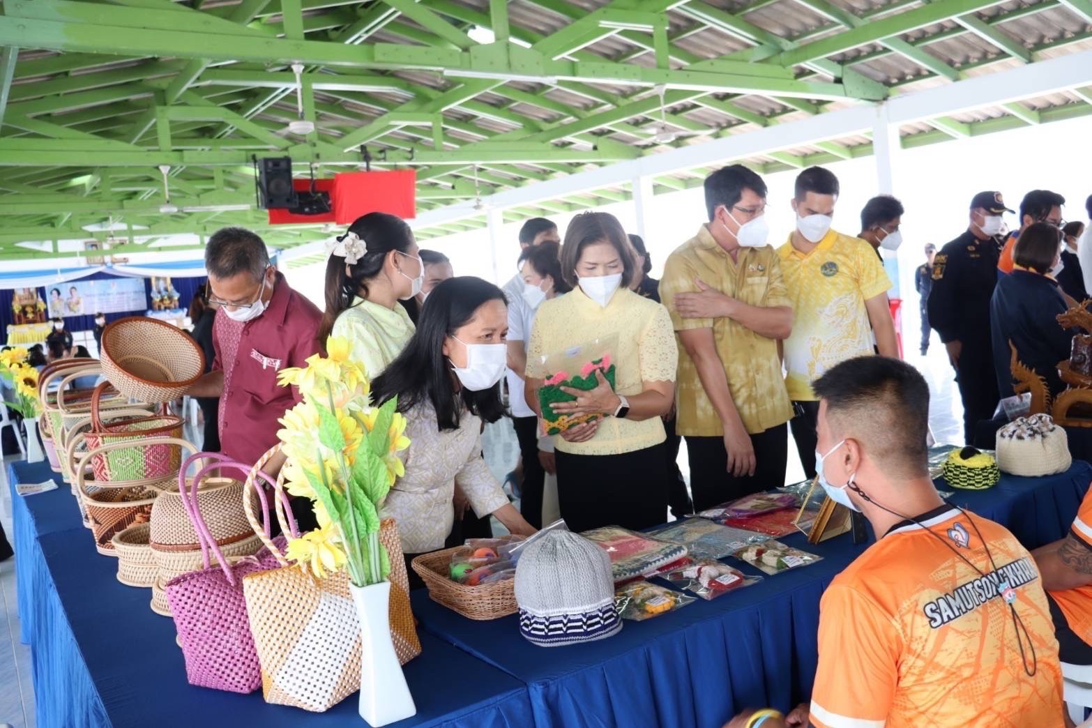 พช.สมุทรสงคราม ร่วมพิธีเลี้ยงอาหารกลางวันแก่ผู้ต้องขังหญิงเรือนจำกลางสมุทรสงคราม เพื่อเฉลิมพระเกียรติพระบาทสมเด็จพระเจ้าอยู่หัว และสมเด็จพระนางเจ้าสิริกิติ์ พระบรมราชินีนาถ พระบรมราชชนนีพันปีหลวง