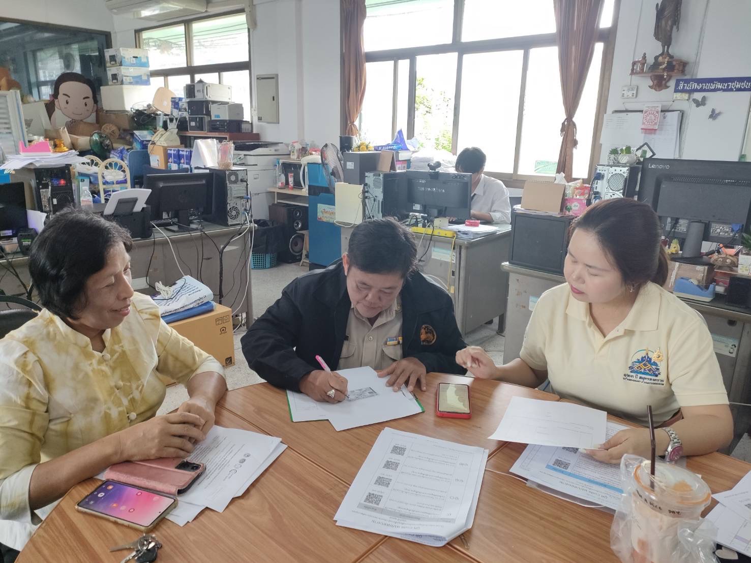 พช.สมุทรสงคราม ลงพื้นที่ติดตามการดำเนินงานการบริหารการจัด เก็บและใช้ประโยชน์ ข้อมูลความจำเป็นพื้นฐาน (จปฐ.) จังหวัดสมุทรสงคราม ประจําปีงบประมาณ พ.ศ. 2567
