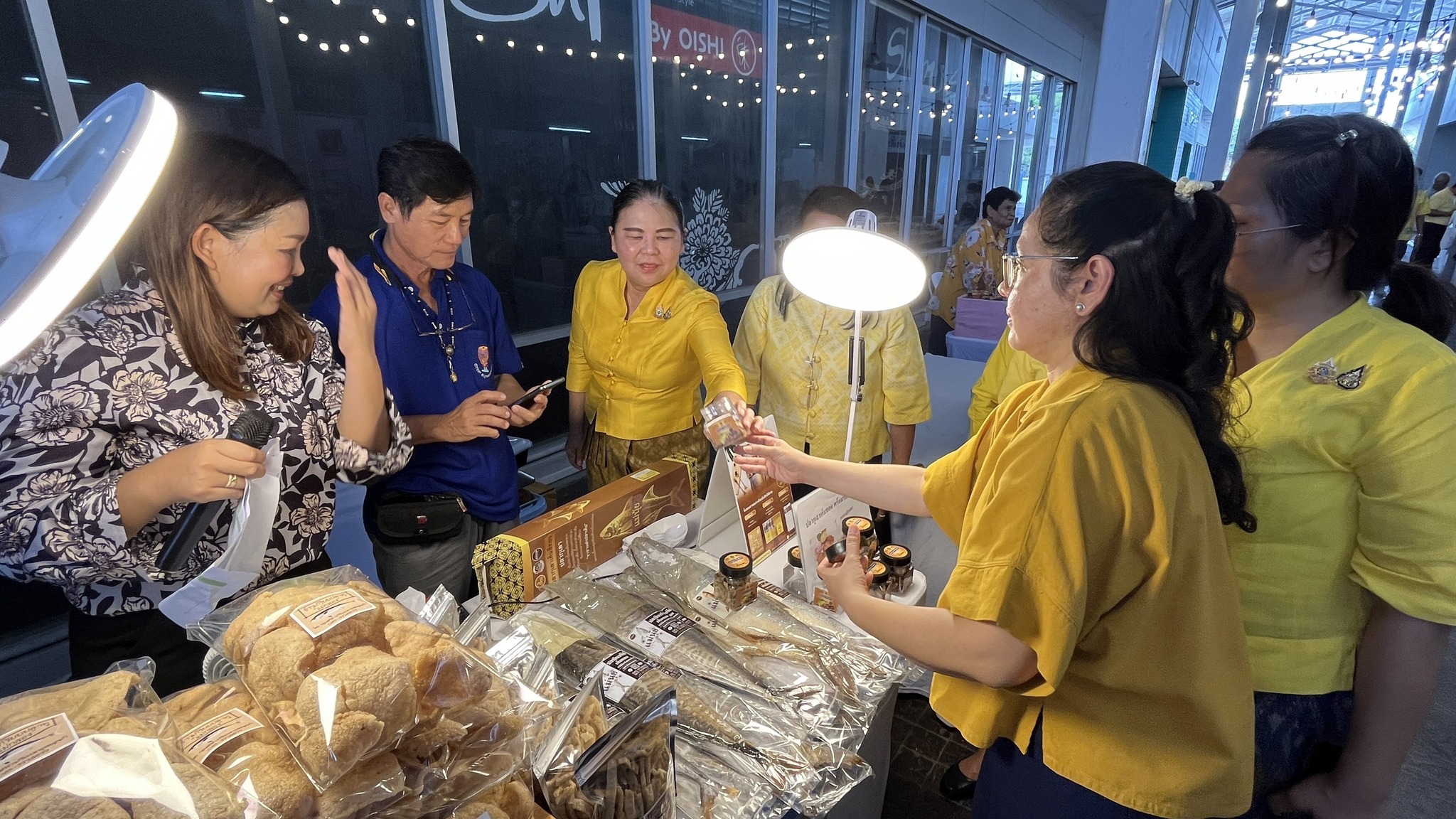 พช.สมุทรสงคราม จัดกิจกรรมประชาสัมพันธ์และทดสอบตลาด ตามโครงการส่งเสริมกระบวนการเครือข่ายองค์ความรู้ (Knowledge – Based OTOP : KBO) กิจกรรมที่ 2 พัฒนาผลิตภัณฑ์ OTOP โดยเครือข่ายองค์ความรู้ KBO จังหวัด ประจำปีงบประมาณ พ.ศ.2567