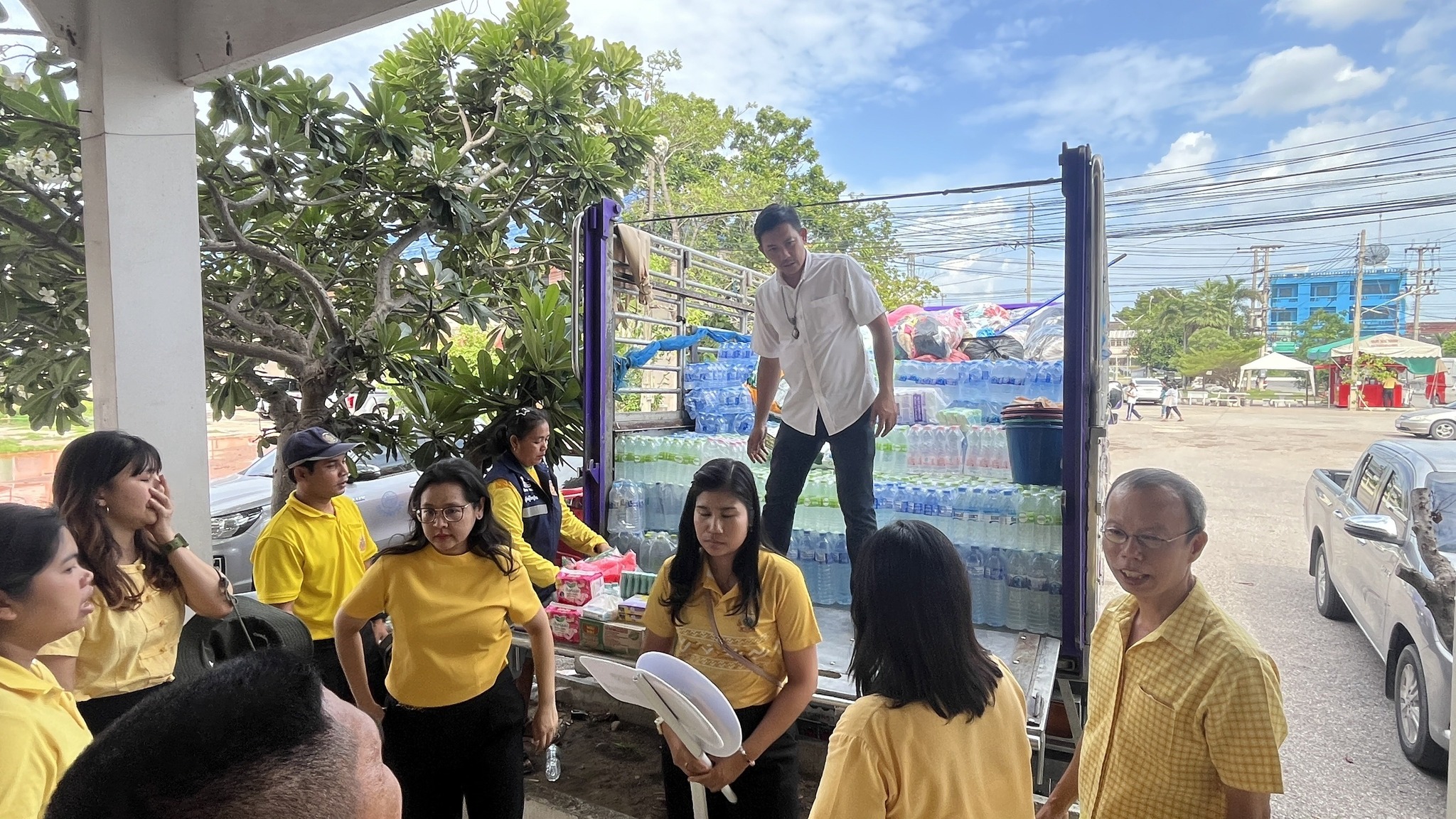 พช.สมุทรสงคราม ร่วมกับเครือข่ายกองทุนแม่ของแผ่นดินจังหวัดสมุทรสงครามและผู้นำชุมชน มอบสิ่งของช่วยเหลือผู้ประสบภัยน้ำท่วมในพื้นที่จังหวัดเชียงราย