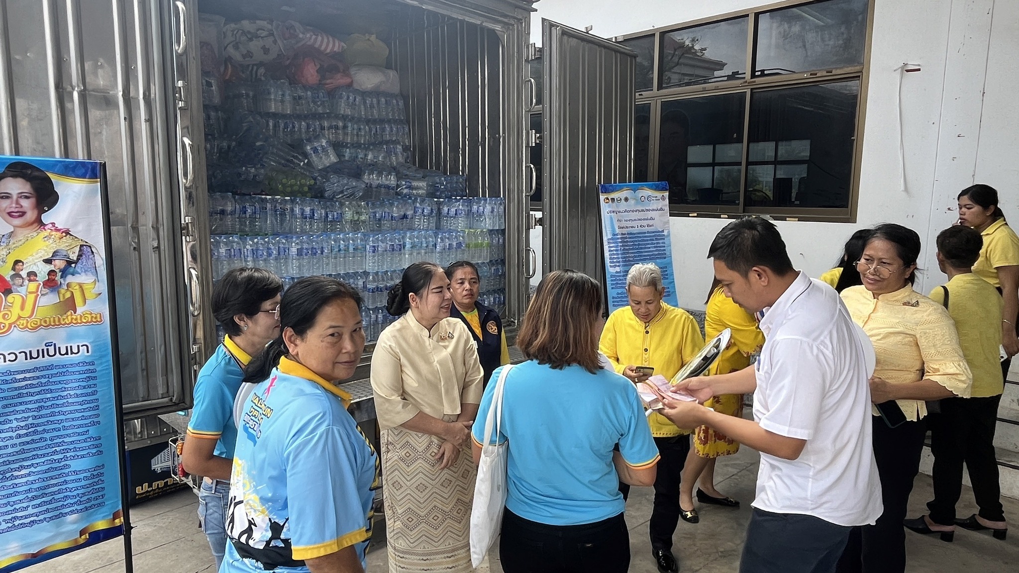 พช.สมุทรสงคราม ร่วมกับเครือข่ายกองทุนแม่ของแผ่นดินจังหวัดสมุทรสงครามและผู้นำชุมชน มอบสิ่งของช่วยเหลือผู้ประสบภัยน้ำท่วมในพื้นที่จังหวัดเชียงราย