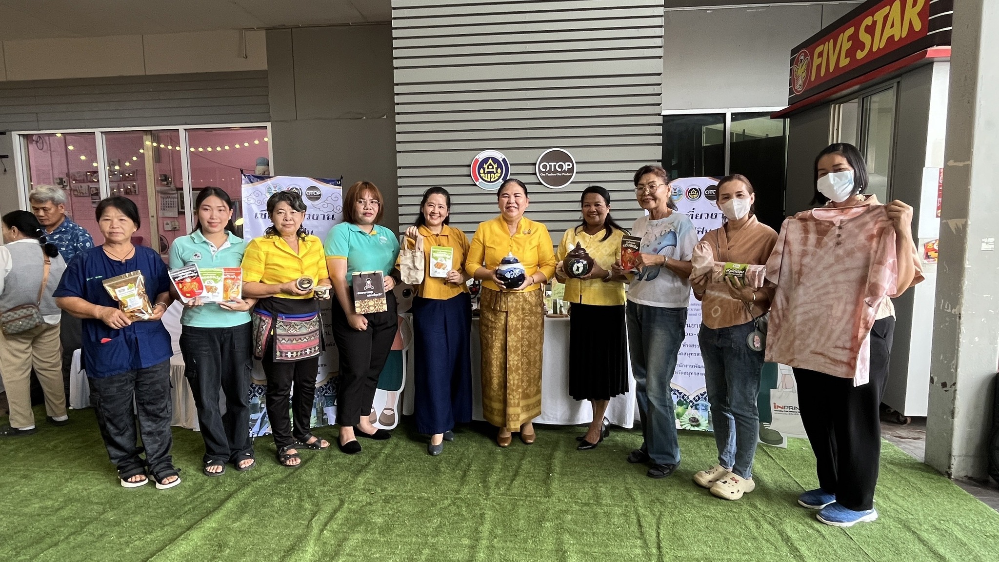 พช.สมุทรสงคราม จัดกิจกรรมประชาสัมพันธ์และทดสอบตลาด ตามโครงการส่งเสริมกระบวนการเครือข่ายองค์ความรู้ (Knowledge – Based OTOP : KBO) กิจกรรมที่ 2 พัฒนาผลิตภัณฑ์ OTOP โดยเครือข่ายองค์ความรู้ KBO จังหวัด ประจำปีงบประมาณ พ.ศ.2567