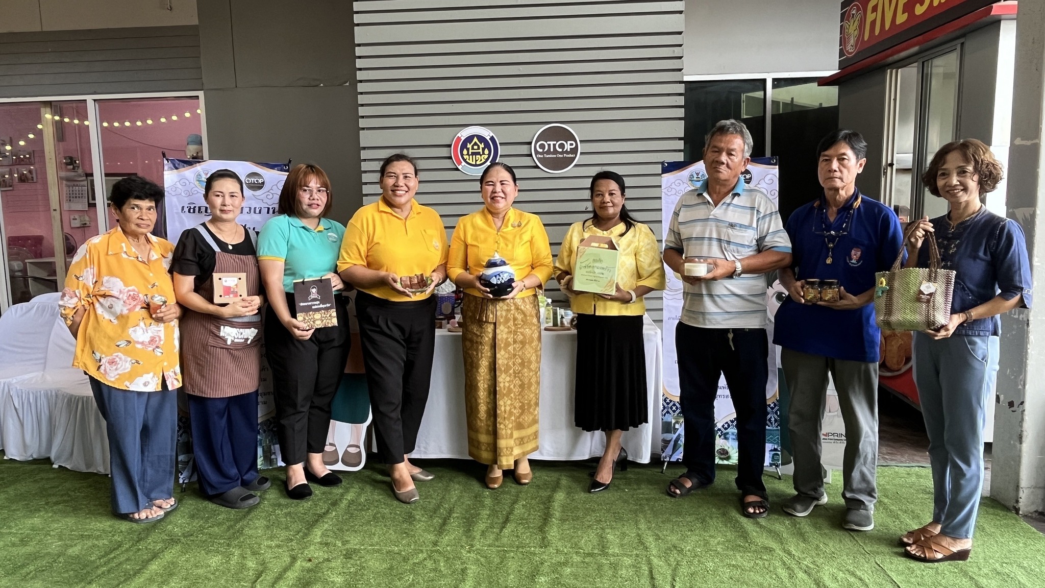 พช.สมุทรสงคราม จัดกิจกรรมประชาสัมพันธ์และทดสอบตลาด ตามโครงการส่งเสริมกระบวนการเครือข่ายองค์ความรู้ (Knowledge – Based OTOP : KBO) กิจกรรมที่ 2 พัฒนาผลิตภัณฑ์ OTOP โดยเครือข่ายองค์ความรู้ KBO จังหวัด ประจำปีงบประมาณ พ.ศ.2567