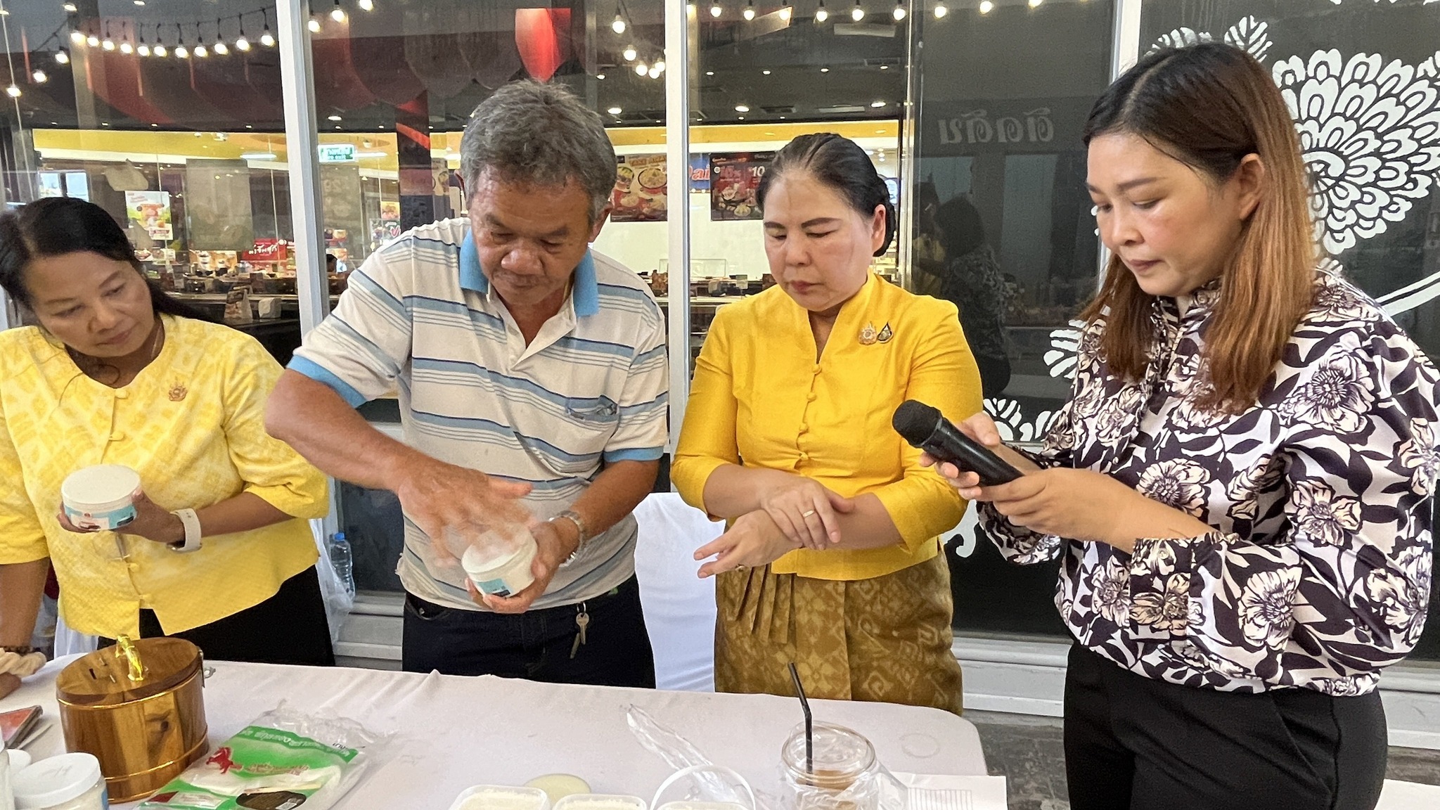 พช.สมุทรสงคราม จัดกิจกรรมประชาสัมพันธ์และทดสอบตลาด ตามโครงการส่งเสริมกระบวนการเครือข่ายองค์ความรู้ (Knowledge – Based OTOP : KBO) กิจกรรมที่ 2 พัฒนาผลิตภัณฑ์ OTOP โดยเครือข่ายองค์ความรู้ KBO จังหวัด ประจำปีงบประมาณ พ.ศ.2567