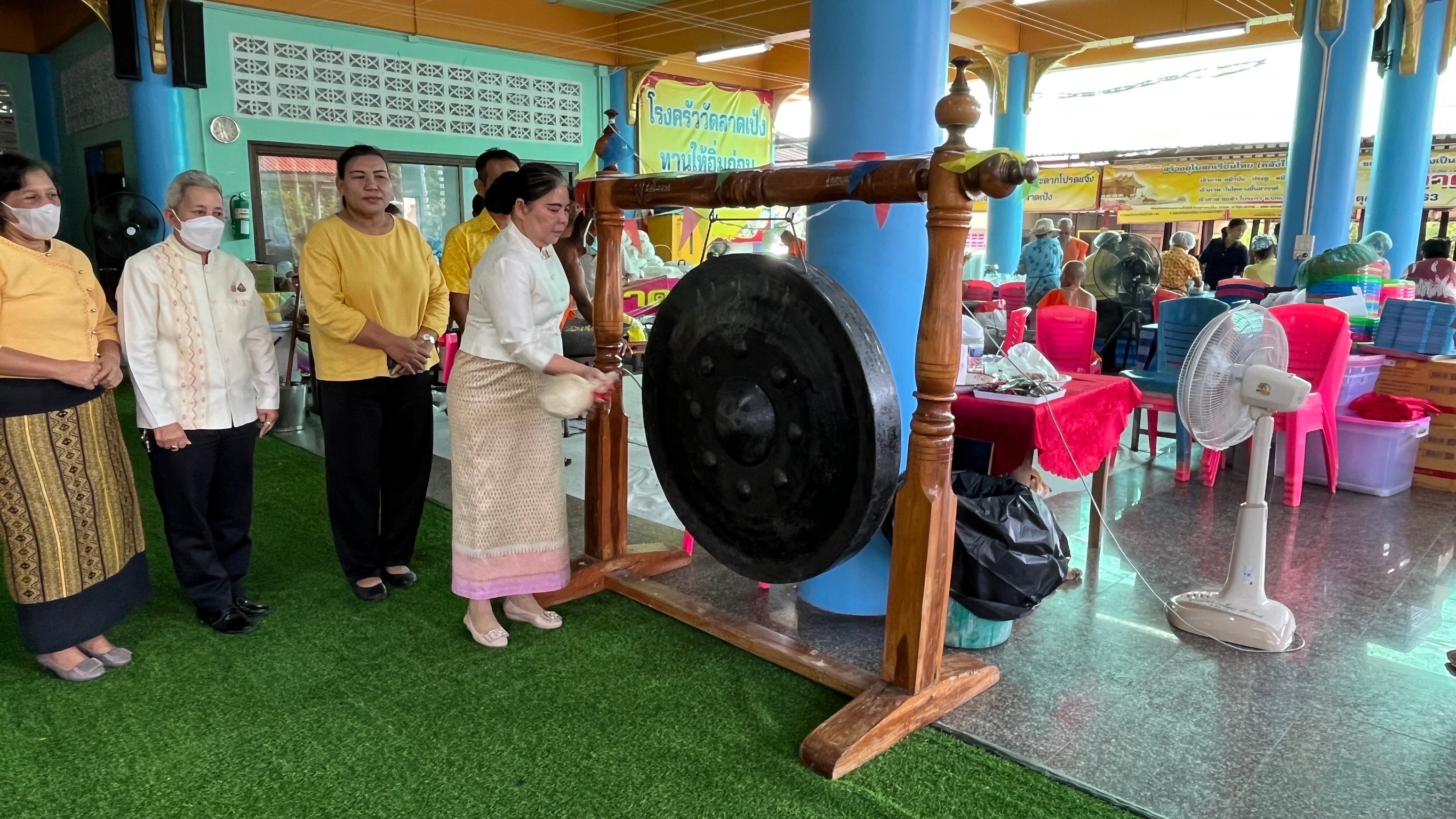 พช.สมุทรสงคราม ร่วมพิธีพุทธาภิเษกกระยาสารททิพย์ รุ่น “กินได้ชนะโรค”