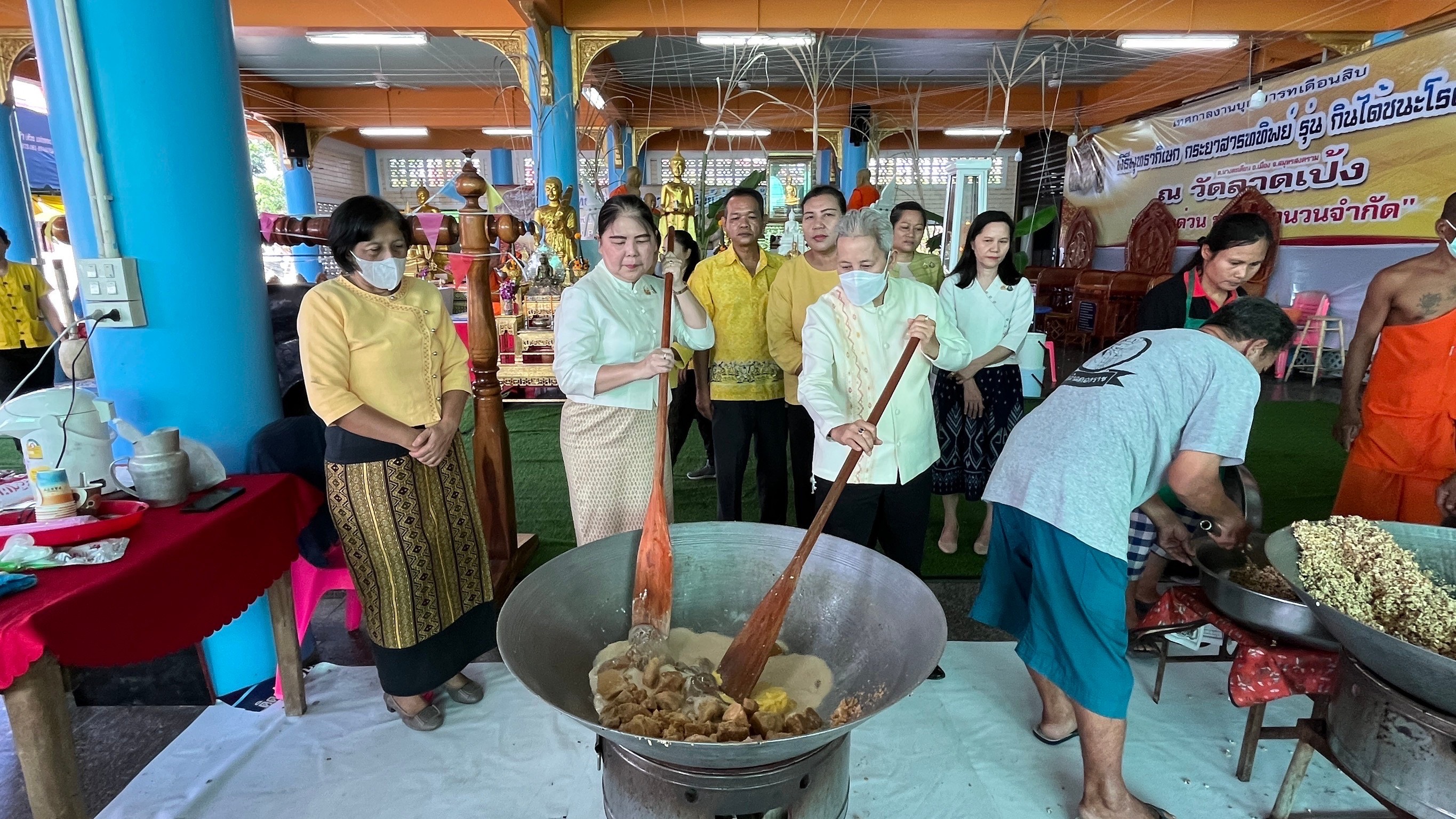 พช.สมุทรสงคราม ร่วมพิธีพุทธาภิเษกกระยาสารททิพย์ รุ่น “กินได้ชนะโรค”