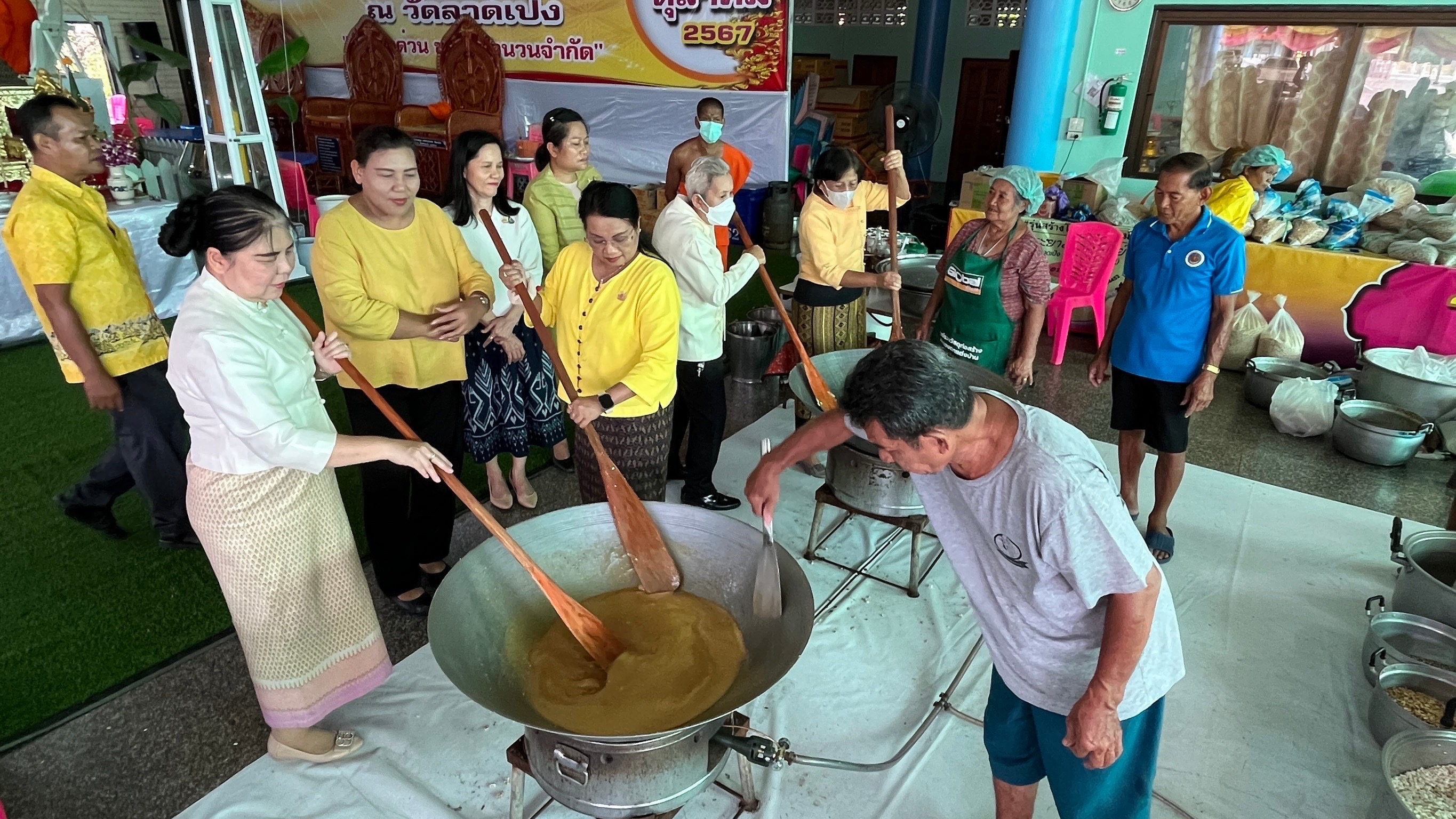 พช.สมุทรสงคราม ร่วมพิธีพุทธาภิเษกกระยาสารททิพย์ รุ่น “กินได้ชนะโรค”