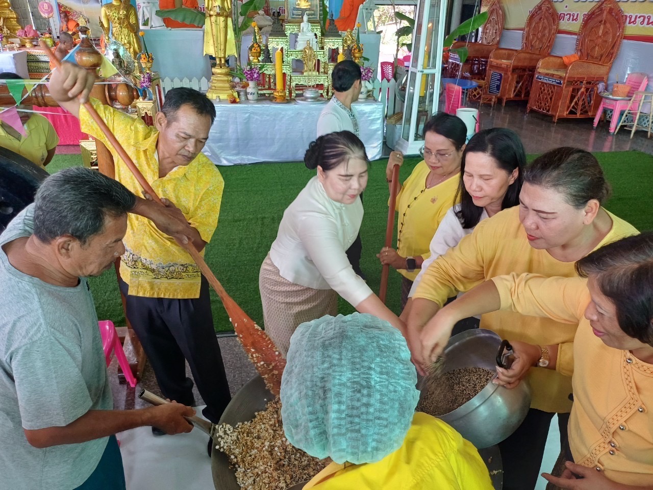พช.สมุทรสงคราม ร่วมพิธีพุทธาภิเษกกระยาสารททิพย์ รุ่น “กินได้ชนะโรค”