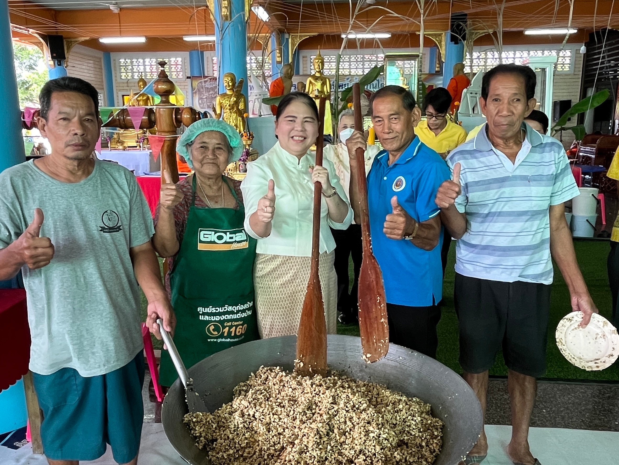 พช.สมุทรสงคราม ร่วมพิธีพุทธาภิเษกกระยาสารททิพย์ รุ่น “กินได้ชนะโรค”