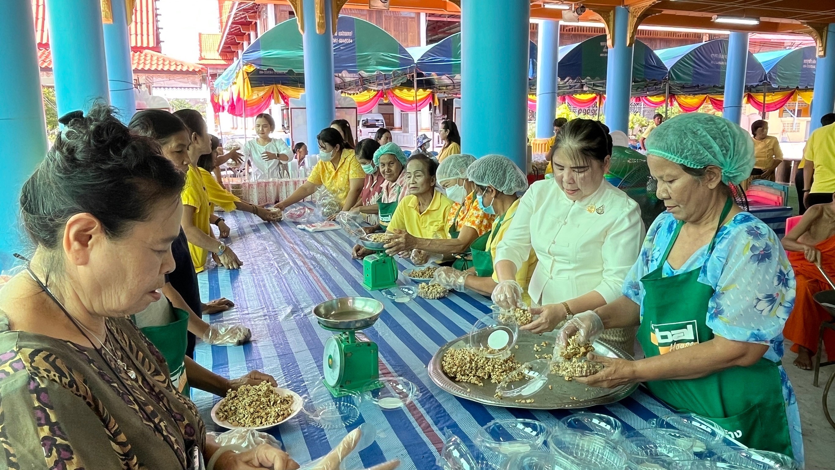 พช.สมุทรสงคราม ร่วมพิธีพุทธาภิเษกกระยาสารททิพย์ รุ่น “กินได้ชนะโรค”