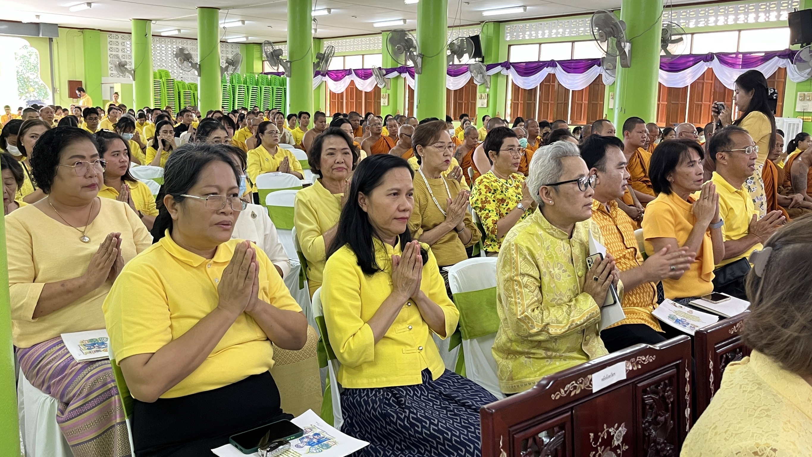 พช.สมุทรสงคราม ร่วมพิธีเจริญพระพุทธมนต์เฉลิมพระเกียรติถวายพระพรชัยมงคลแด่พระบาทสมเด็จพระเจ้าอยู่หัว เนื่องในโอกาสวันเฉลิมพระชนมพรรษา 6 รอบ 28 กรกฎาคม 2567