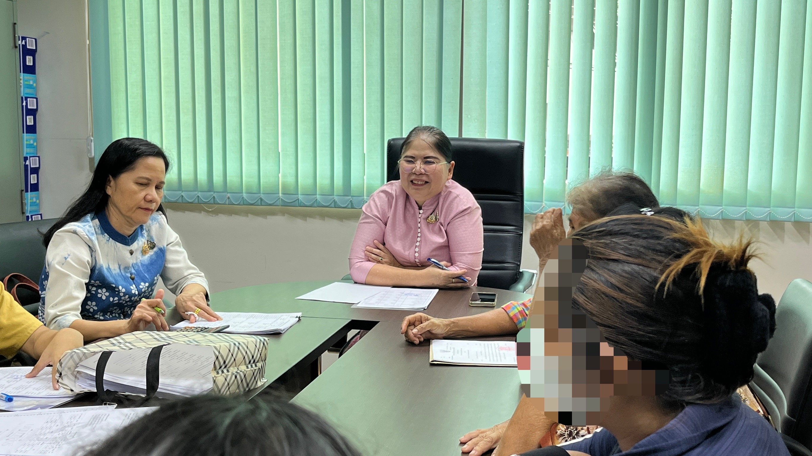 พช.สมุทรสงคราม ดำเนินการพิจารณาไกล่เกลี่ยลูกหนี้กองทุนพัฒนาบทบาทสตรี จังหวัดสมุทรสงคราม