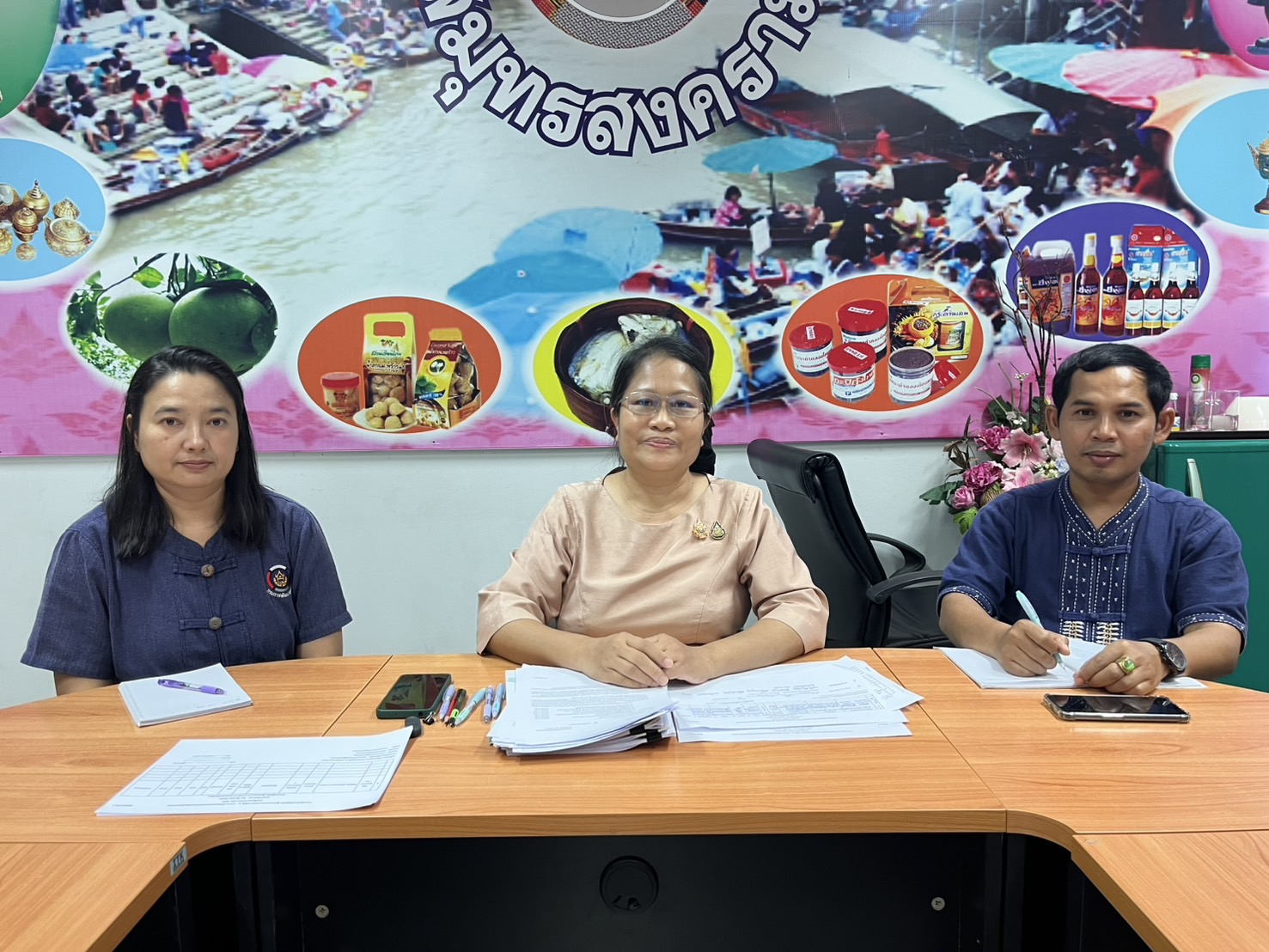 พช.สมุทรสงคราม จัดประชุมคัดเลือกผู้ประกอบการ OTOP และ OTOP ชวนชิม เข้าร่วมจำหน่ายในงาน OTOP City 2024