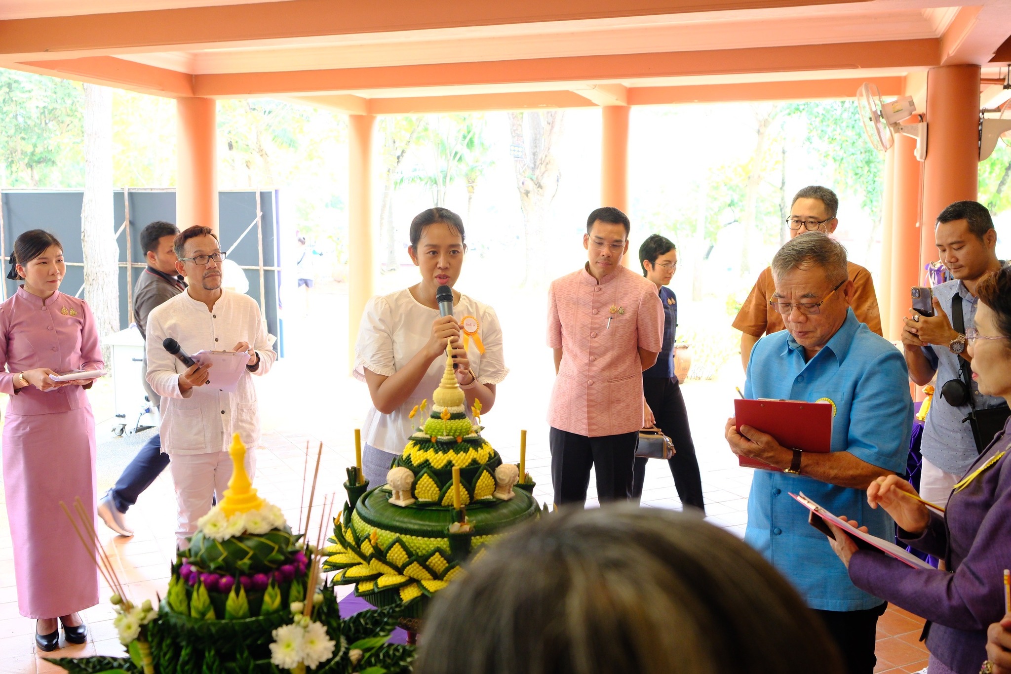 พช.สมุทรสงคราม ร่วมให้กำลังใจผู้เข้าร่วมการประกวดกระทงชิงถ้วยพระราชทานฯ และผู้ผลิตผู้ประกอบการ OTOP ในงานเทศกาลลอยกระทงกาบกล้วยเมืองแม่กลอง ตามครรลองวิถีพอเพียง ประจำปี 2567
