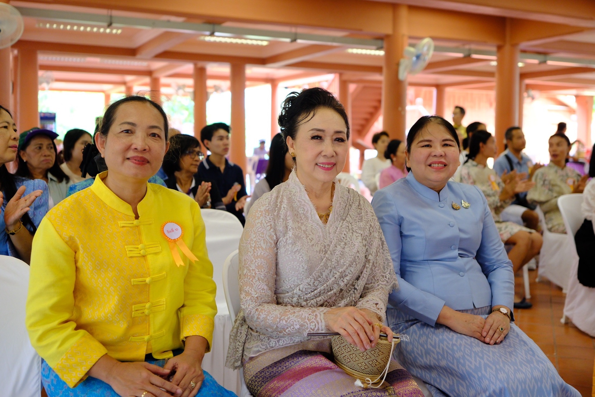 พช.สมุทรสงคราม ร่วมให้กำลังใจผู้เข้าร่วมการประกวดกระทงชิงถ้วยพระราชทานฯ และผู้ผลิตผู้ประกอบการ OTOP ในงานเทศกาลลอยกระทงกาบกล้วยเมืองแม่กลอง ตามครรลองวิถีพอเพียง ประจำปี 2567