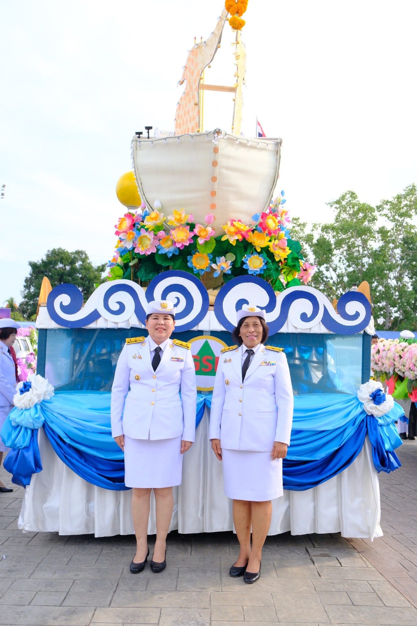 พช.สมุทรสงคราม ร่วมขบวนแห่ และพิธีอัญเชิญพระประทีปพระราชทานในองค์พระบาทสมเด็จพระเจ้าอยู่หัว สมเด็จพระนางเจ้าฯ พระบรมราชินี และสมเด็จพระกนิษฐาธิราชเจ้า กรมสมเด็จพระเทพรัตนราชสุดาฯ สยามบรมราชกุมารี ลอยเป็นปฐมฤกษ์ภายในงานเทศกาลลอยกระทงกาบกล้วยเมืองแม่กลอง ตามครรลองวิถีพอเพียง ประจำปี 2567
