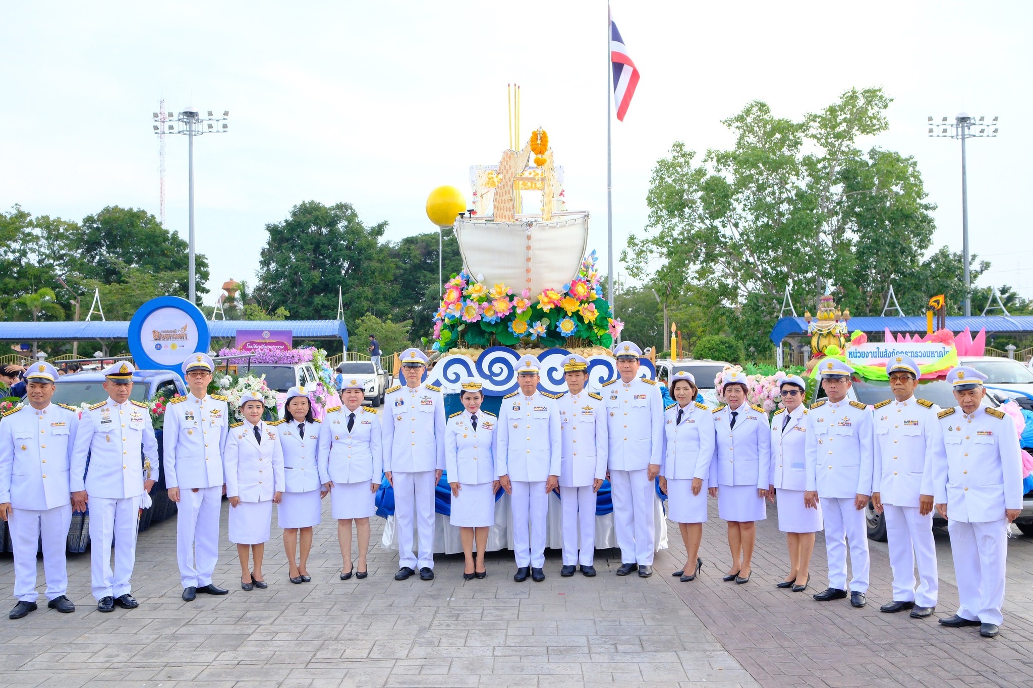 พช.สมุทรสงคราม ร่วมขบวนแห่ และพิธีอัญเชิญพระประทีปพระราชทานในองค์พระบาทสมเด็จพระเจ้าอยู่หัว สมเด็จพระนางเจ้าฯ พระบรมราชินี และสมเด็จพระกนิษฐาธิราชเจ้า กรมสมเด็จพระเทพรัตนราชสุดาฯ สยามบรมราชกุมารี ลอยเป็นปฐมฤกษ์ภายในงานเทศกาลลอยกระทงกาบกล้วยเมืองแม่กลอง ตามครรลองวิถีพอเพียง ประจำปี 2567