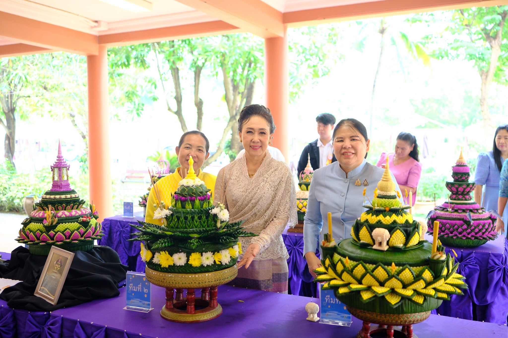 พช.สมุทรสงคราม ร่วมให้กำลังใจผู้เข้าร่วมการประกวดกระทงชิงถ้วยพระราชทานฯ และผู้ผลิตผู้ประกอบการ OTOP ในงานเทศกาลลอยกระทงกาบกล้วยเมืองแม่กลอง ตามครรลองวิถีพอเพียง ประจำปี 2567