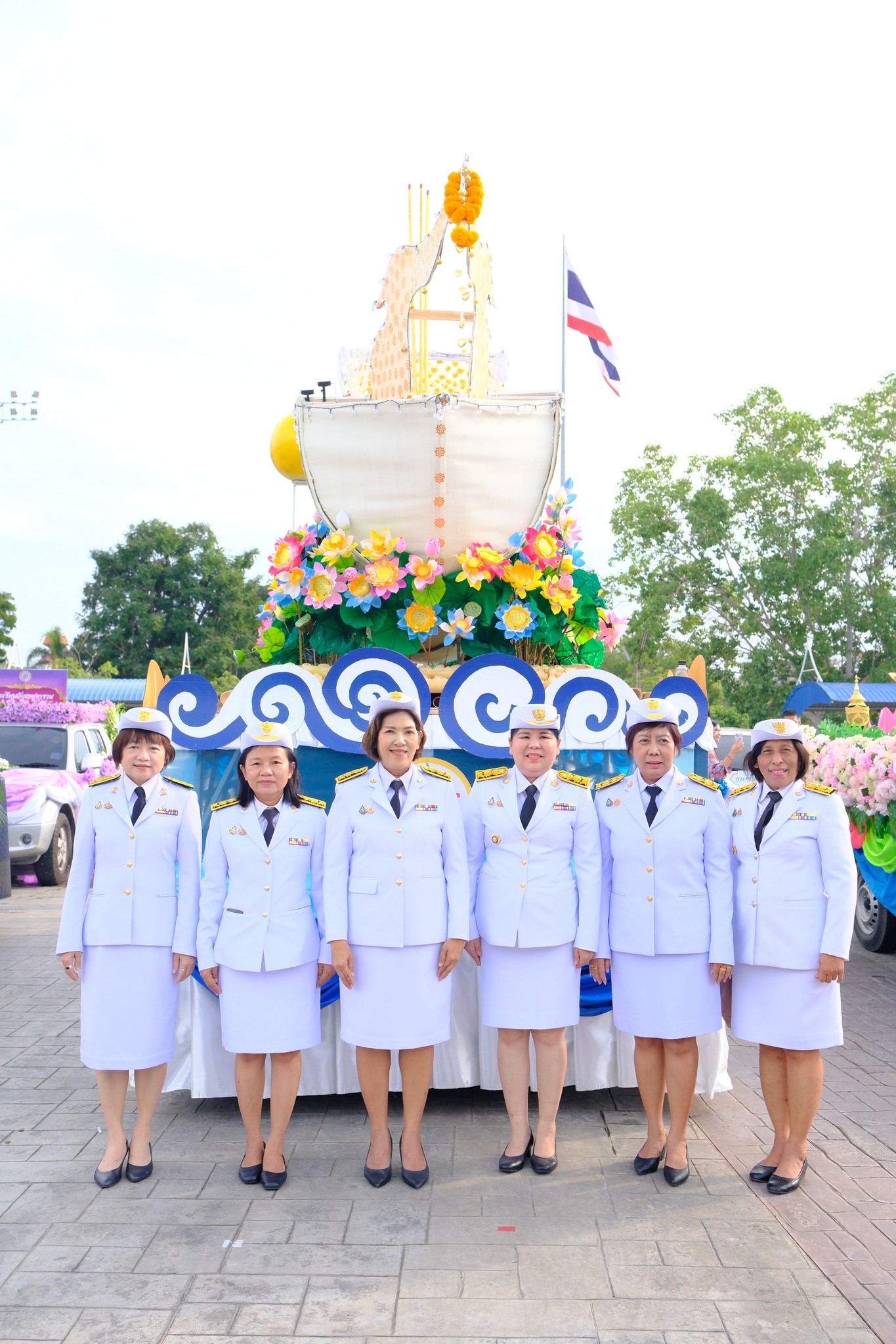 พช.สมุทรสงคราม ร่วมขบวนแห่ และพิธีอัญเชิญพระประทีปพระราชทานในองค์พระบาทสมเด็จพระเจ้าอยู่หัว สมเด็จพระนางเจ้าฯ พระบรมราชินี และสมเด็จพระกนิษฐาธิราชเจ้า กรมสมเด็จพระเทพรัตนราชสุดาฯ สยามบรมราชกุมารี ลอยเป็นปฐมฤกษ์ภายในงานเทศกาลลอยกระทงกาบกล้วยเมืองแม่กลอง ตามครรลองวิถีพอเพียง ประจำปี 2567