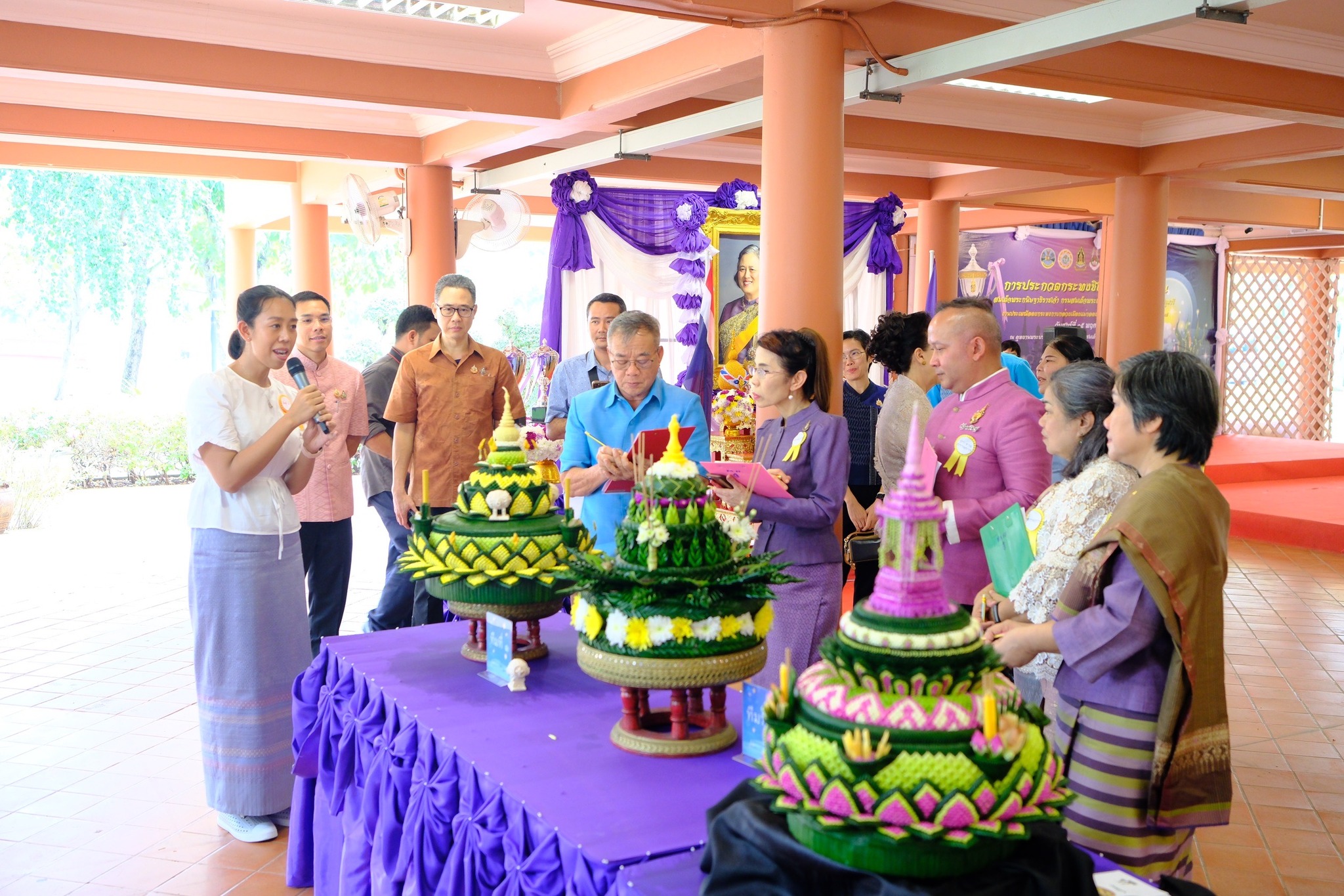 พช.สมุทรสงคราม ร่วมให้กำลังใจผู้เข้าร่วมการประกวดกระทงชิงถ้วยพระราชทานฯ และผู้ผลิตผู้ประกอบการ OTOP ในงานเทศกาลลอยกระทงกาบกล้วยเมืองแม่กลอง ตามครรลองวิถีพอเพียง ประจำปี 2567