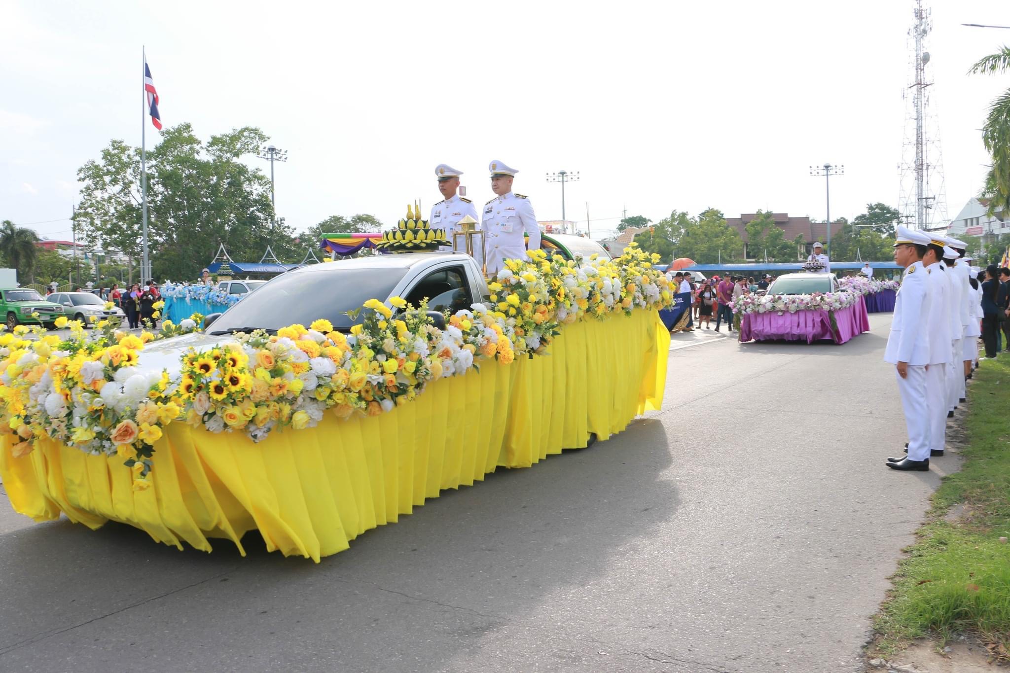 พช.สมุทรสงคราม ร่วมขบวนแห่ และพิธีอัญเชิญพระประทีปพระราชทานในองค์พระบาทสมเด็จพระเจ้าอยู่หัว สมเด็จพระนางเจ้าฯ พระบรมราชินี และสมเด็จพระกนิษฐาธิราชเจ้า กรมสมเด็จพระเทพรัตนราชสุดาฯ สยามบรมราชกุมารี ลอยเป็นปฐมฤกษ์ภายในงานเทศกาลลอยกระทงกาบกล้วยเมืองแม่กลอง ตามครรลองวิถีพอเพียง ประจำปี 2567