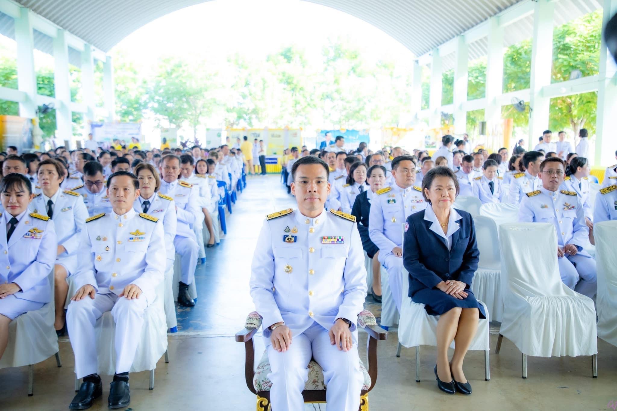 พช.สมุทรสงคราม ร่วมพิธีวางพานพุ่มดอกไม้สดถวายราชสักการะเนื่องในวันพระบิดาแห่งฝนหลวง ประจำปี 2567