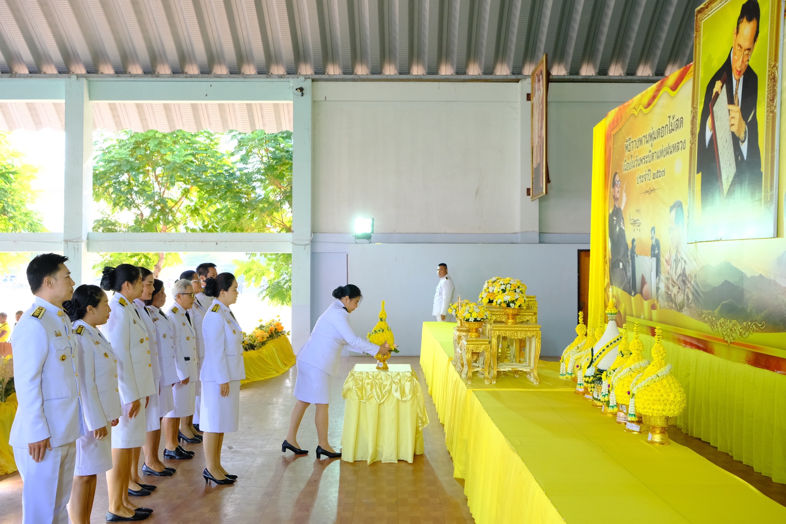 พช.สมุทรสงคราม ร่วมพิธีวางพานพุ่มดอกไม้สดถวายราชสักการะเนื่องในวันพระบิดาแห่งฝนหลวง ประจำปี 2567
