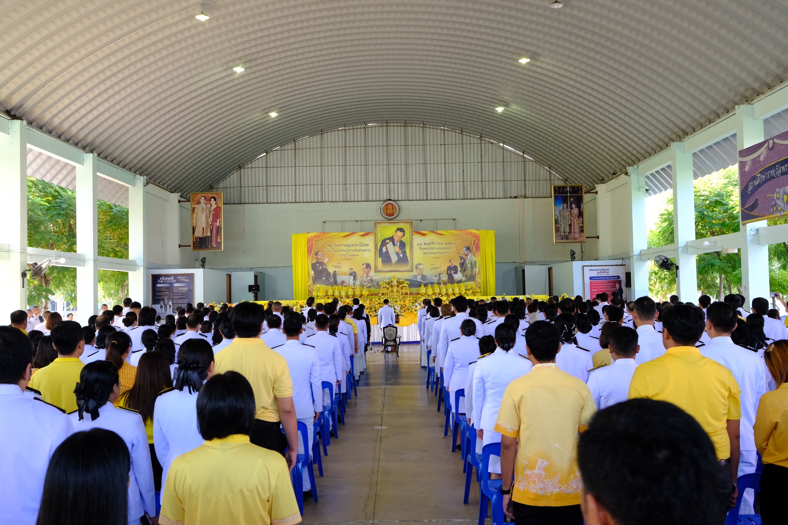 พช.สมุทรสงคราม ร่วมพิธีวางพานพุ่มดอกไม้สดถวายราชสักการะเนื่องในวันพระบิดาแห่งฝนหลวง ประจำปี 2567