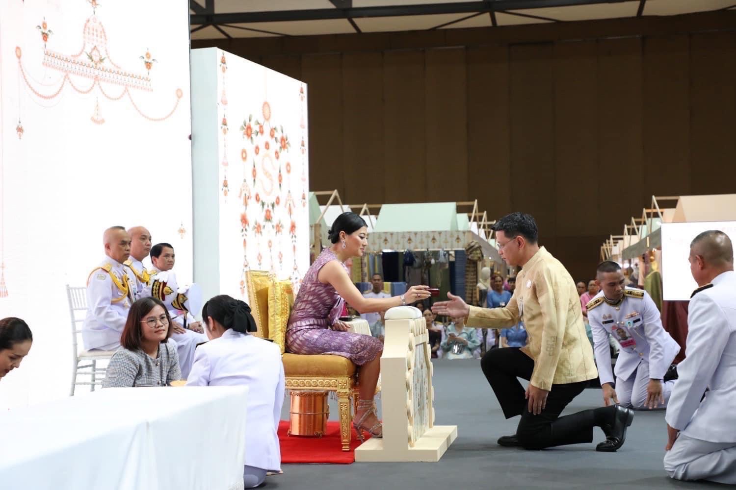จังหวัดสมุทรสงคราม ร่วมรับเสด็จ สมเด็จพระเจ้าลูกเธอ เจ้าฟ้าสิริวัณณวรี นารีรัตนราชกัญญา เนื่องในโอกาสทรงเป็นประธานในพิธีเปิดงาน Silk Festival 2024 สู่การพัฒนาที่ยั่งยืน ภายใต้แนวคิด Silk Success Sustainability ต่อยอดภูมิปัญญาผ้าไทย เพื่อยกระดับสู่สากล และพัฒนาอย่างยั่งยืน