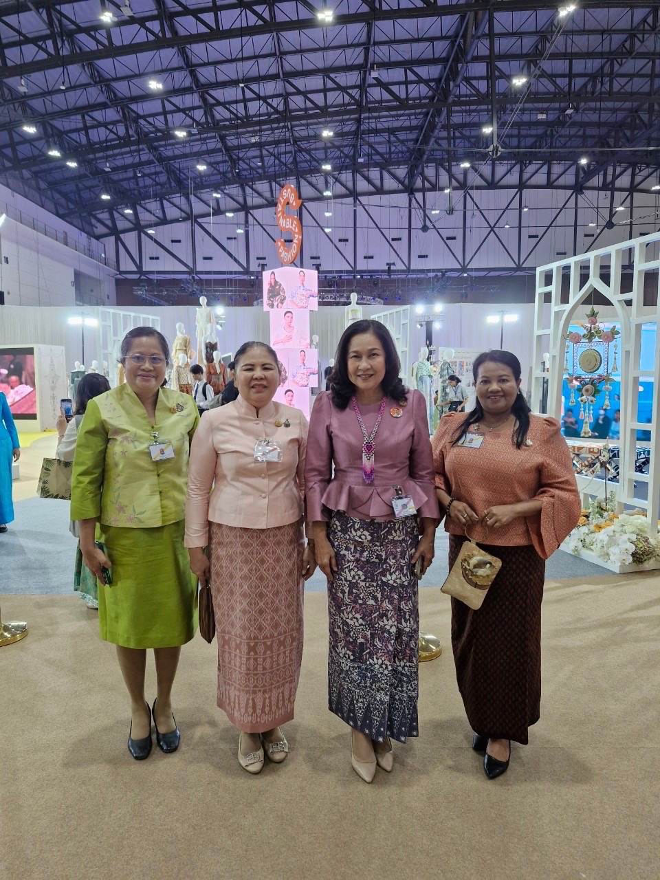 จังหวัดสมุทรสงคราม ร่วมรับเสด็จ สมเด็จพระเจ้าลูกเธอ เจ้าฟ้าสิริวัณณวรี นารีรัตนราชกัญญา เนื่องในโอกาสทรงเป็นประธานในพิธีเปิดงาน Silk Festival 2024 สู่การพัฒนาที่ยั่งยืน ภายใต้แนวคิด Silk Success Sustainability ต่อยอดภูมิปัญญาผ้าไทย เพื่อยกระดับสู่สากล และพัฒนาอย่างยั่งยืน