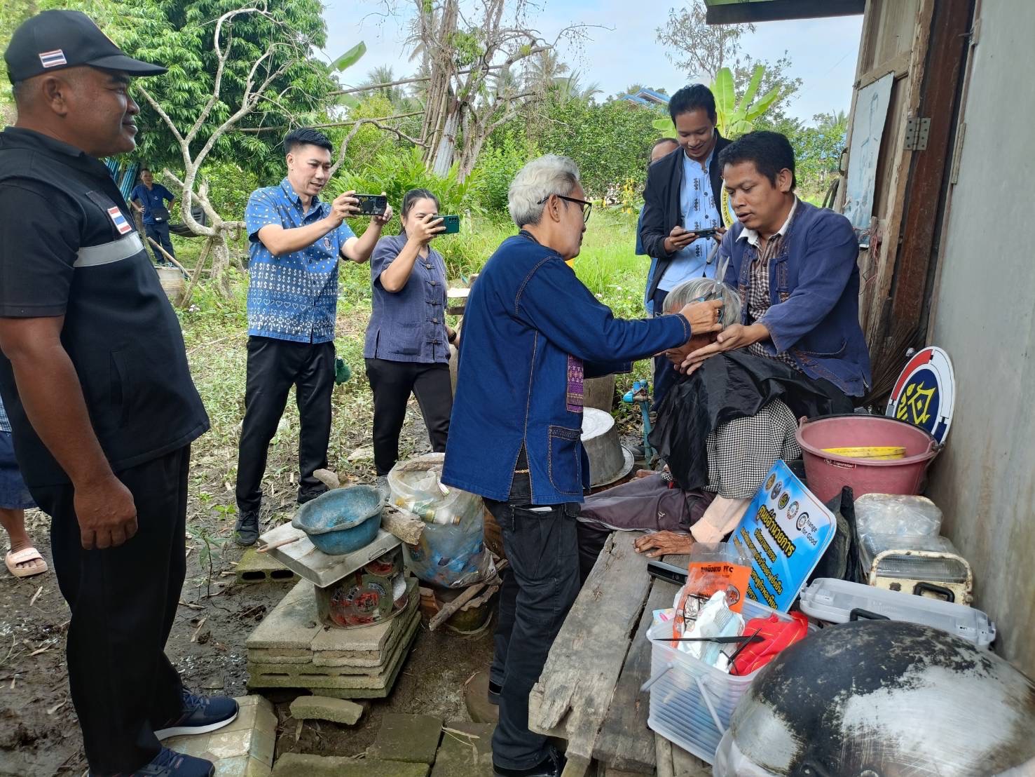 ศูนย์อำนวยการขจัดความยากจนและพัฒนาคนทุกช่วงวัยอย่างยั่งยืนตามหลักปรัชญาของเศรษฐกิจพอเพียง (ศจพ.จ.)สมุทรสงคราม ลงพื้นที่ติดตามครัวเรือนกลุ่มเป้าหมายตกเกณฑ์ จปฐ./TPMAP ภายใต้ชื่อกิจกรรม โครงการ “ศุกร์อาสา พัฒนาชุมชน”