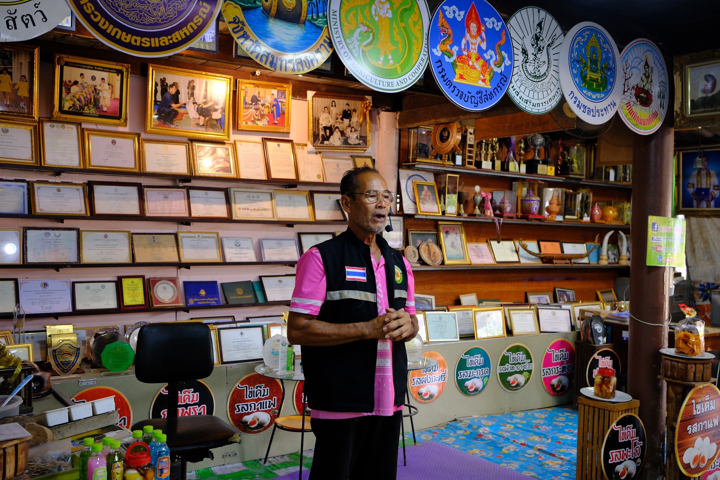 พช.สมุทรสงคราม ร่วมเป็นคณะในการลงพื้นที่ติดตามการดำเนินงานของศูนย์เรียนรู้เศรษฐกิจพอเพียงบ้านสารภี
