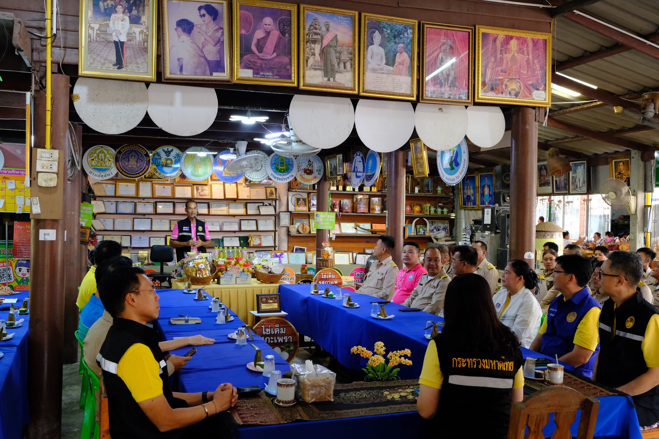พช.สมุทรสงคราม ร่วมเป็นคณะในการลงพื้นที่ติดตามการดำเนินงานของศูนย์เรียนรู้เศรษฐกิจพอเพียงบ้านสารภี