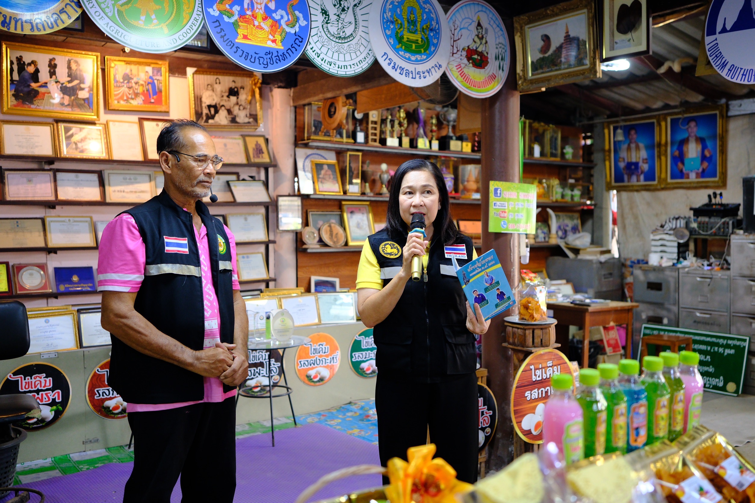 พช.สมุทรสงคราม ร่วมเป็นคณะในการลงพื้นที่ติดตามการดำเนินงานของศูนย์เรียนรู้เศรษฐกิจพอเพียงบ้านสารภี