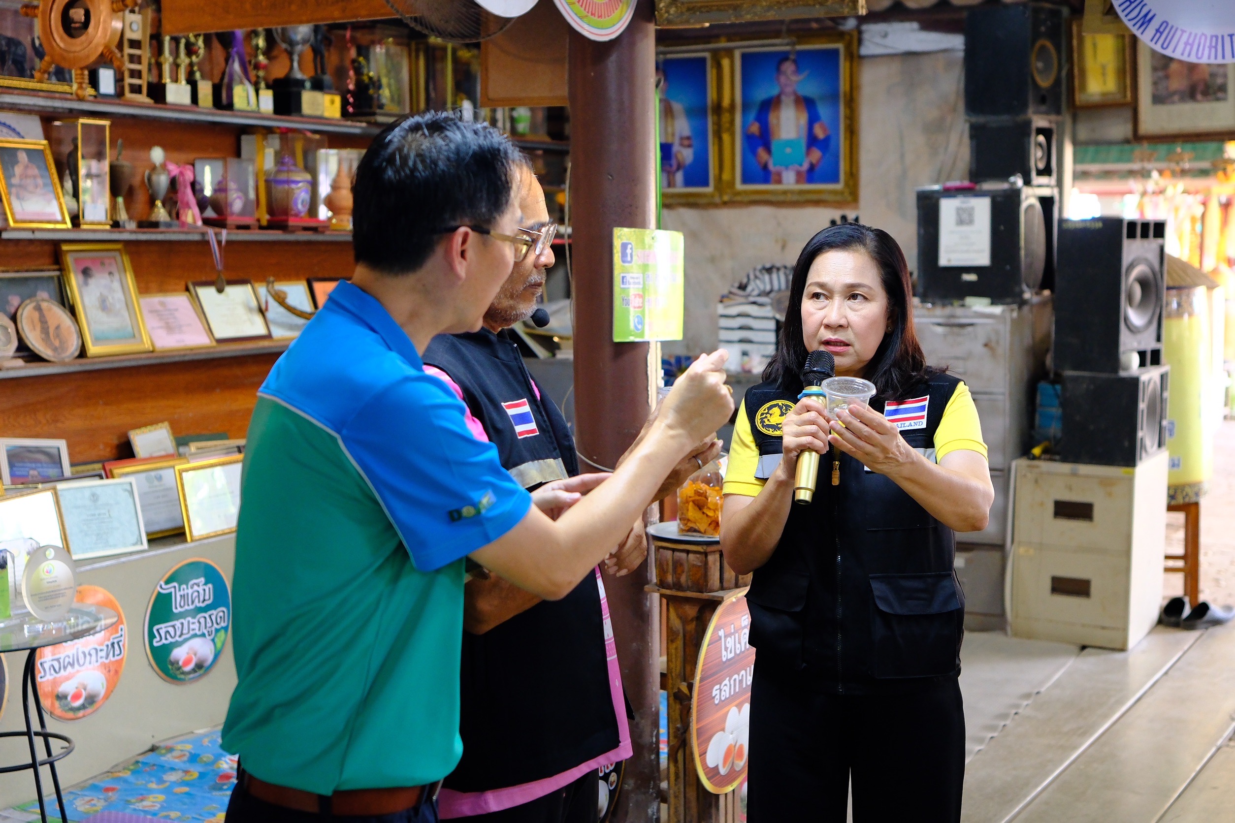 พช.สมุทรสงคราม ร่วมเป็นคณะในการลงพื้นที่ติดตามการดำเนินงานของศูนย์เรียนรู้เศรษฐกิจพอเพียงบ้านสารภี
