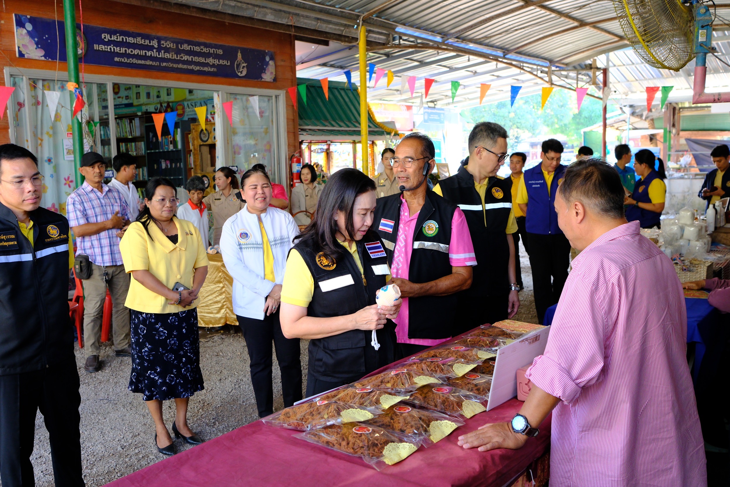 พช.สมุทรสงคราม ร่วมเป็นคณะในการลงพื้นที่ติดตามการดำเนินงานของศูนย์เรียนรู้เศรษฐกิจพอเพียงบ้านสารภี