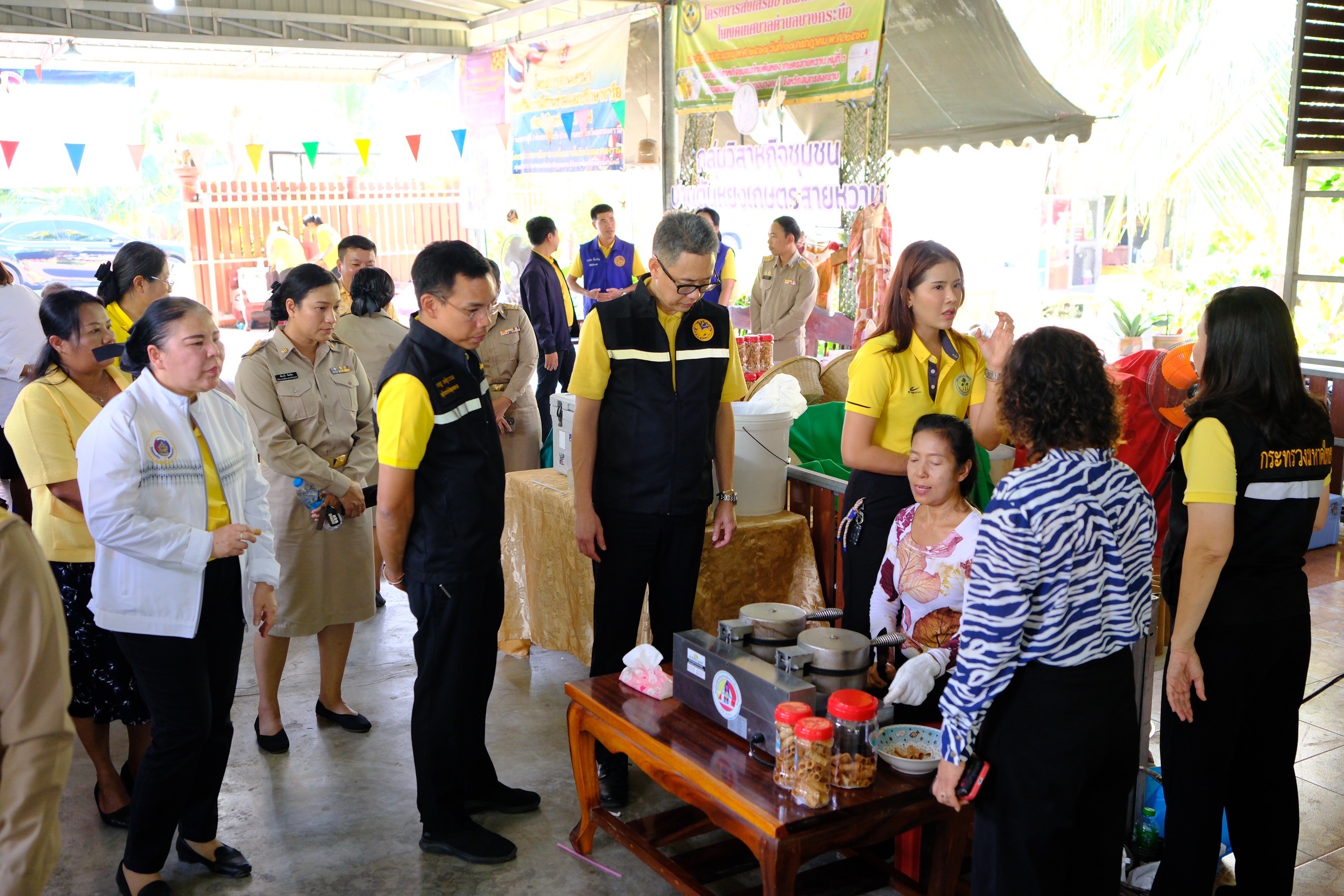 พช.สมุทรสงคราม ร่วมเป็นคณะในการลงพื้นที่ติดตามการดำเนินงานของวิสาหกิจชุมชนบ้านตันหยงเกษตรสายหวาน