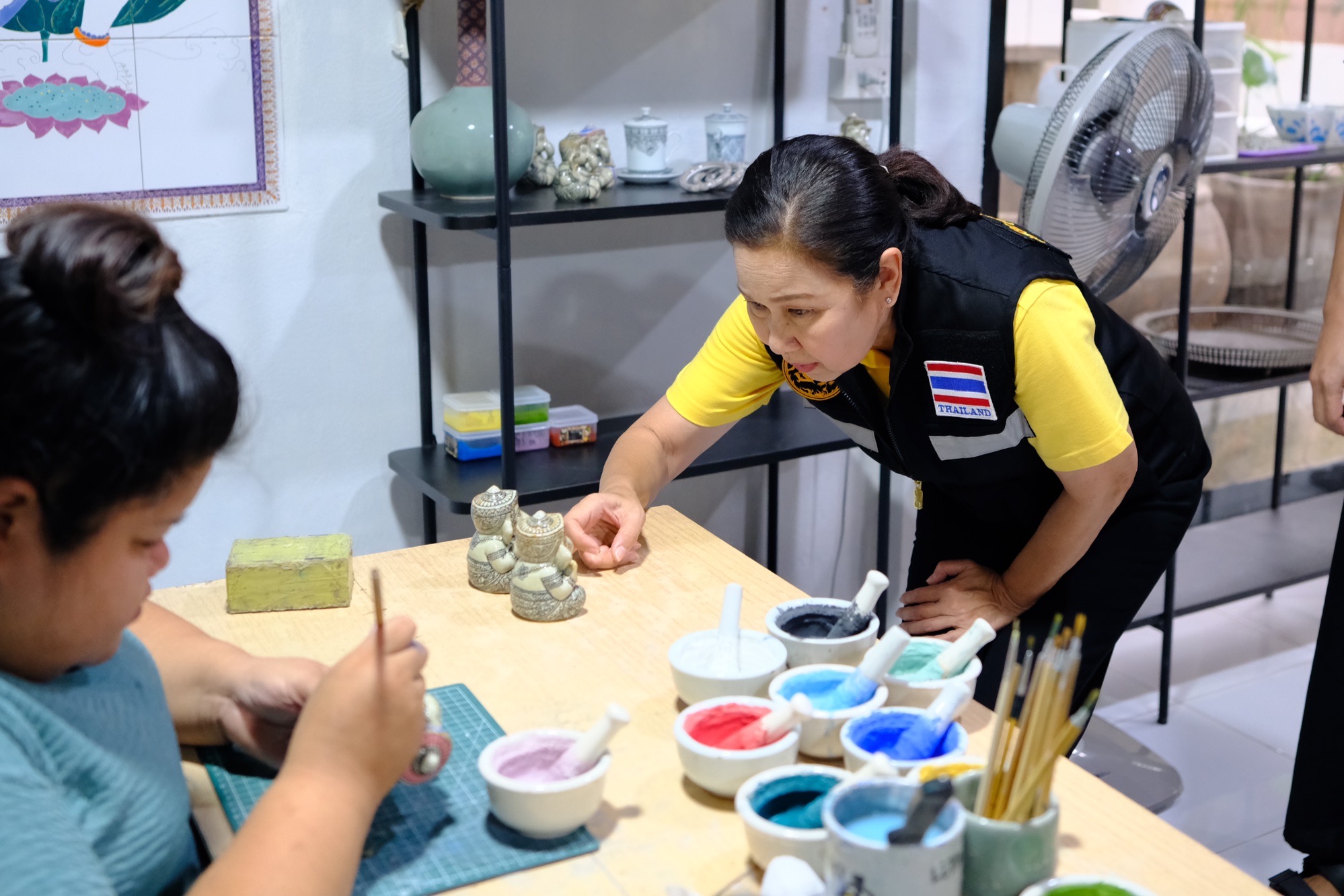 พช.สมุทรสงคราม ร่วมเป็นคณะในการลงพื้นที่ติดตามการดำเนินงานของวิสาหกิจชุมชนบ้านเบญจรงค์บางช้าง