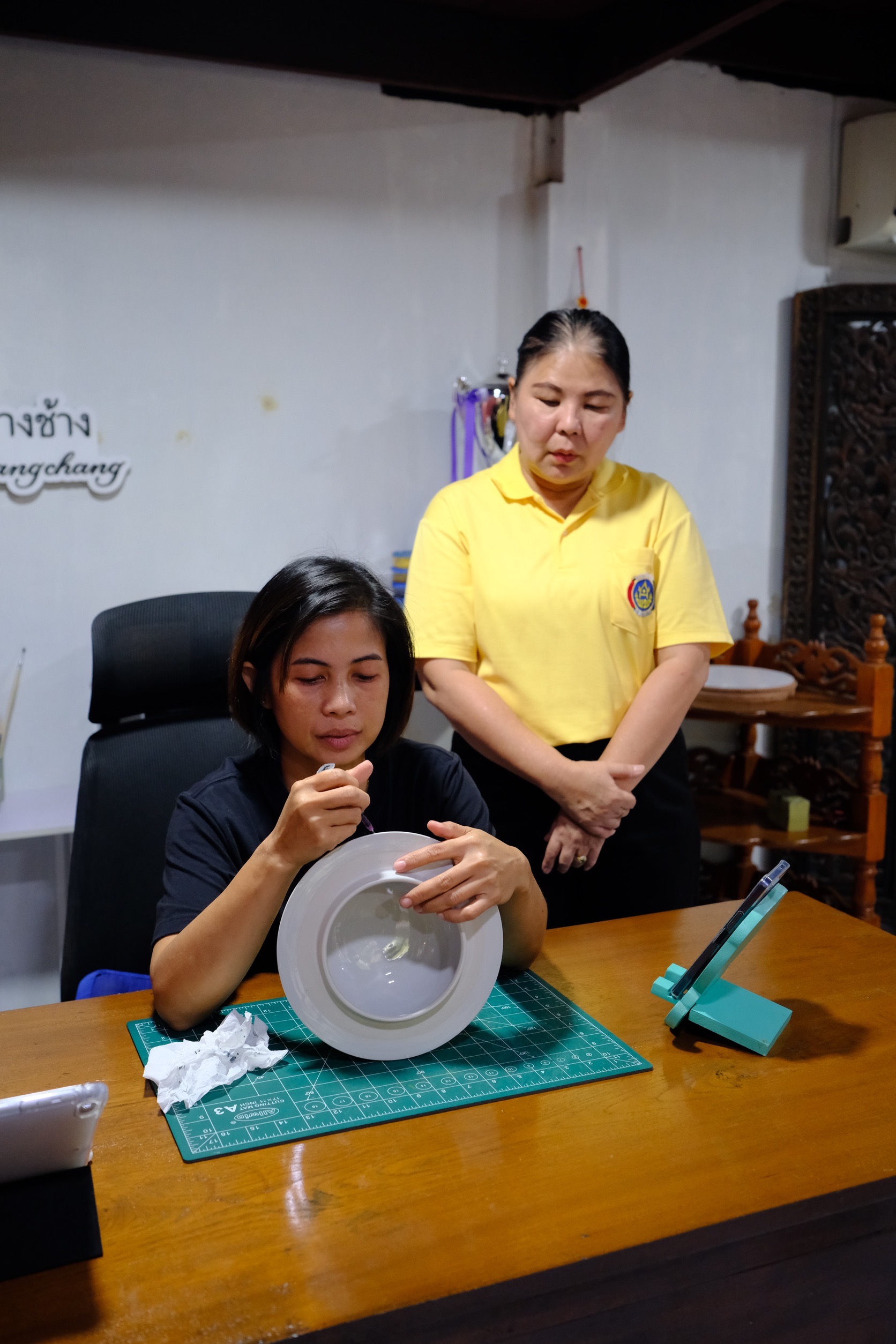 พช.สมุทรสงคราม ร่วมเป็นคณะในการลงพื้นที่ติดตามการดำเนินงานของวิสาหกิจชุมชนบ้านเบญจรงค์บางช้าง