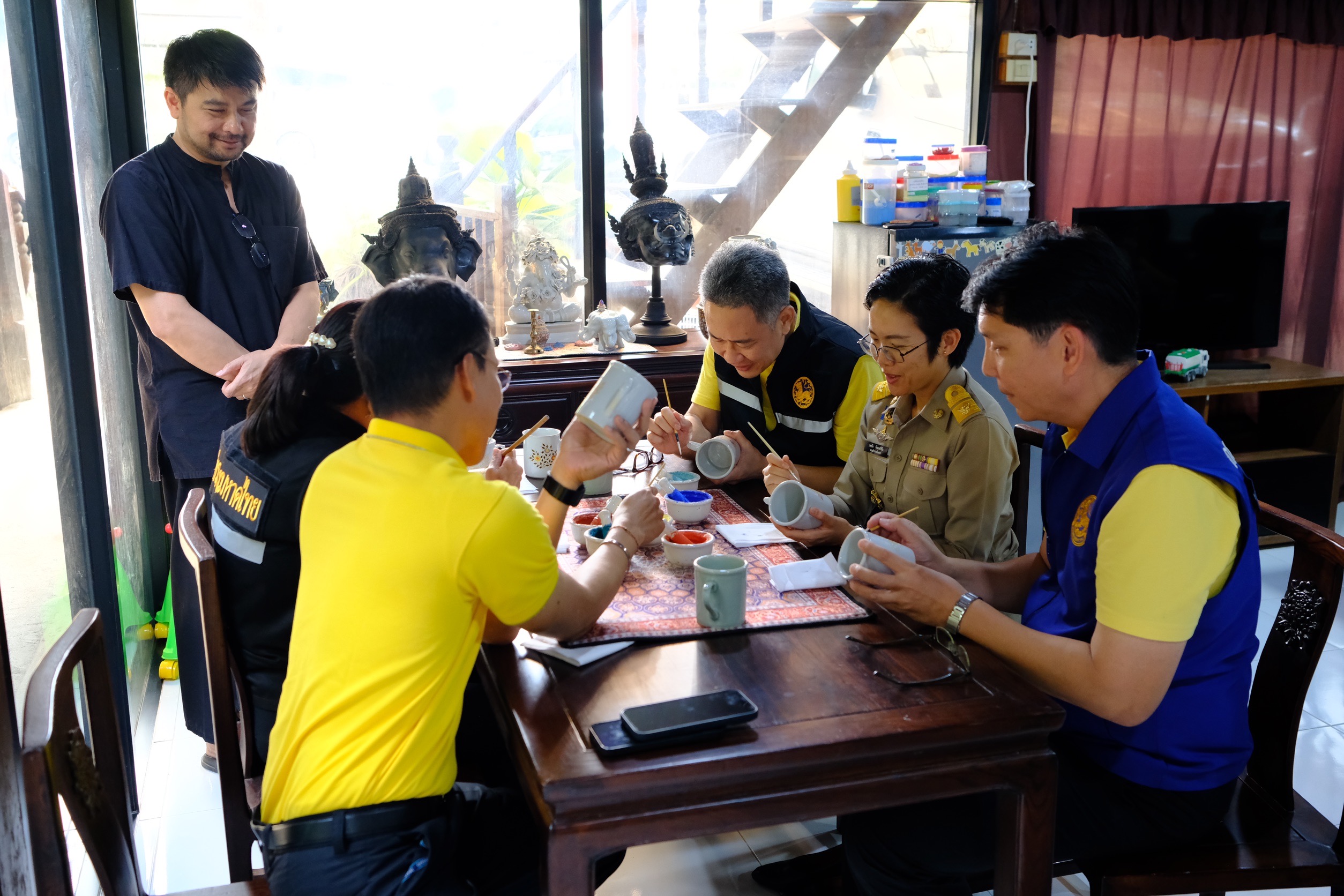 พช.สมุทรสงคราม ร่วมเป็นคณะในการลงพื้นที่ติดตามการดำเนินงานของวิสาหกิจชุมชนบ้านเบญจรงค์บางช้าง