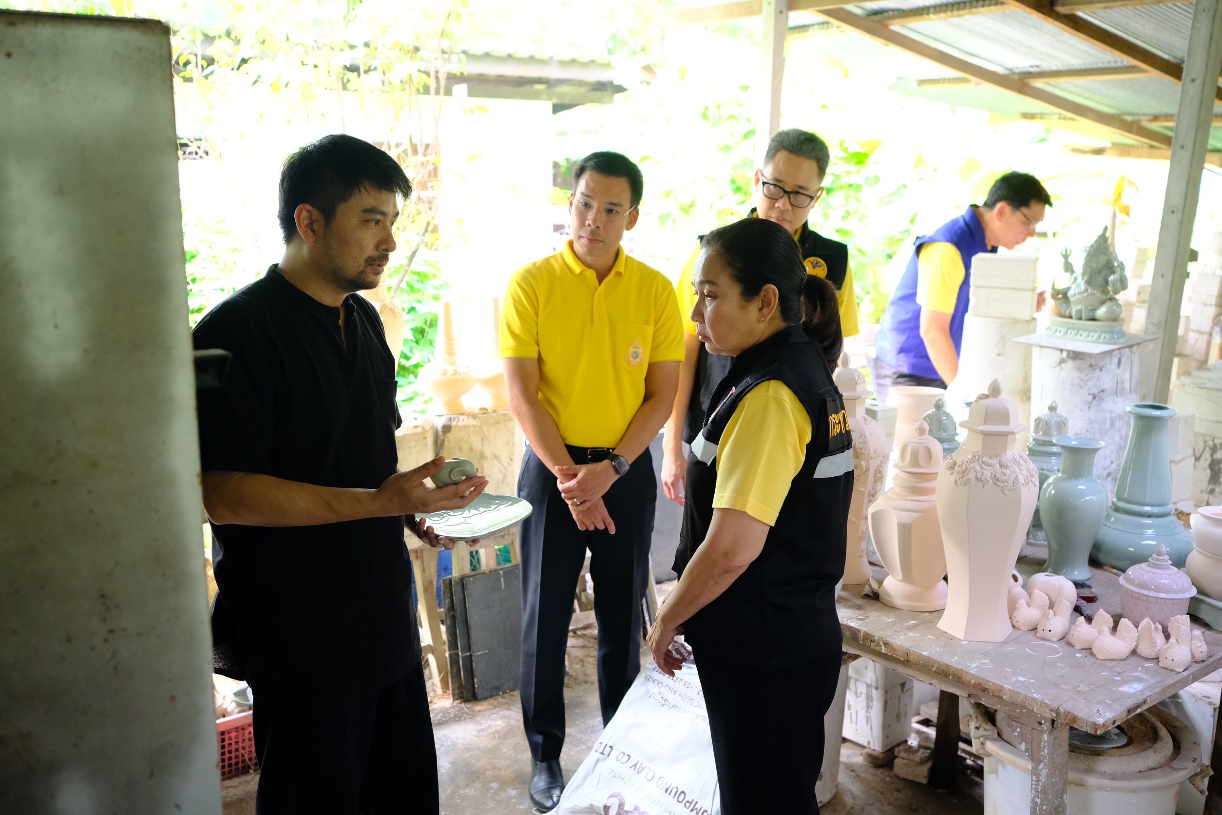 พช.สมุทรสงคราม ร่วมเป็นคณะในการลงพื้นที่ติดตามการดำเนินงานของวิสาหกิจชุมชนบ้านเบญจรงค์บางช้าง