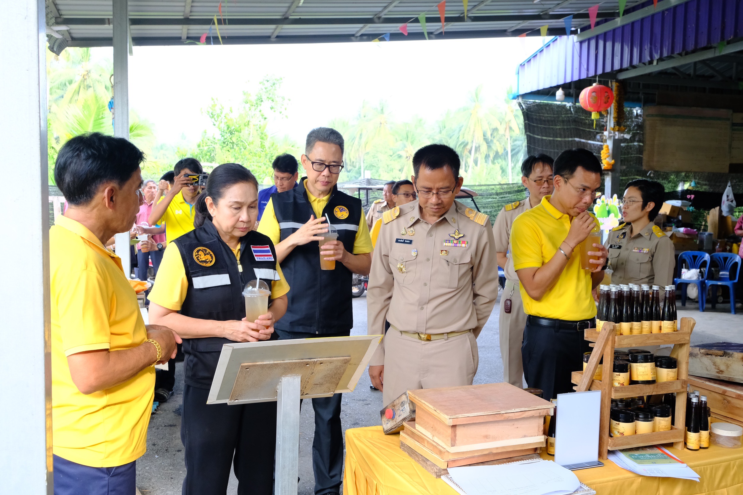 พช.สมุทรสงคราม ร่วมเป็นคณะในการลงพื้นที่ติดตามการดำเนินงานของกลุ่มแปลงใหญ่ชันโรง